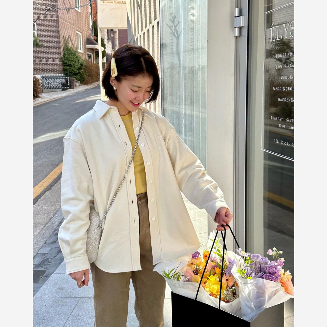 (W) Miu Miu Oversized Cotton Shirt with Embroidered Logo Ivory, (W) UGG Scuffette II Slipper Chestnut 착용 스타일 - 3