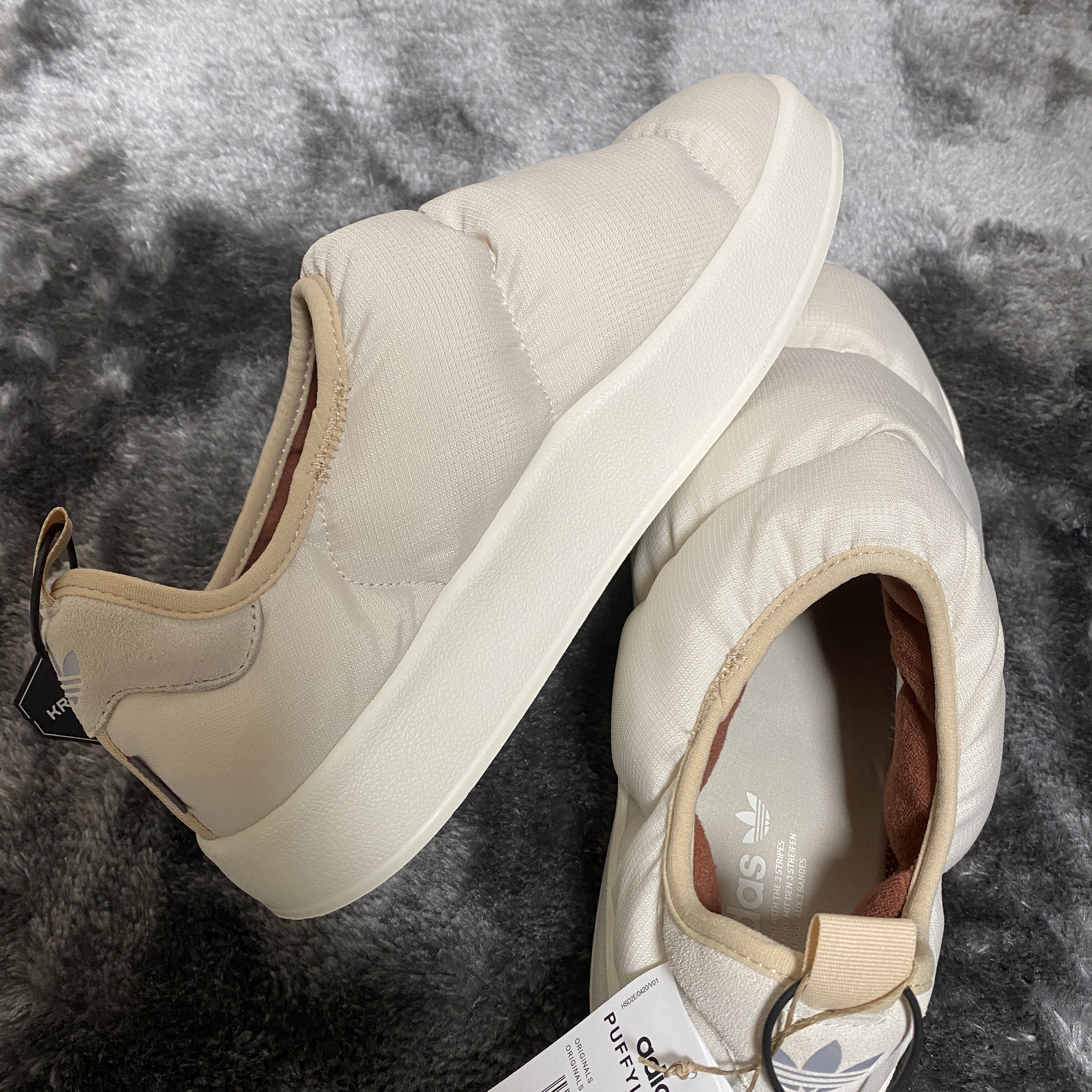 Adidas Puffylette Aluminum Off White 착용 스타일