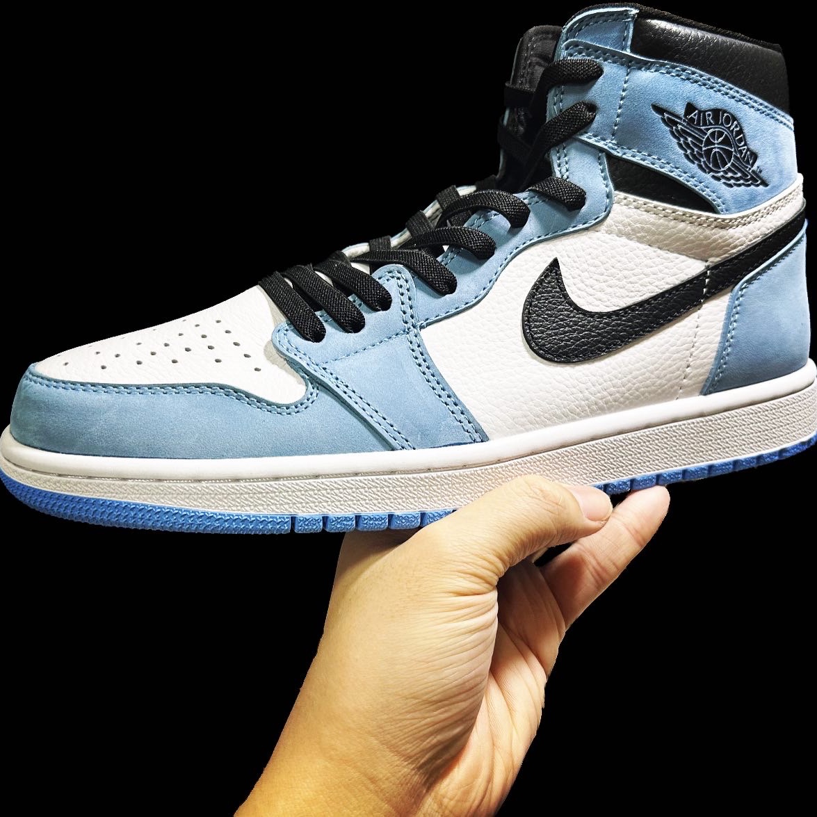 Jordan 1 Retro High OG University Blue 착용 스타일 - 1