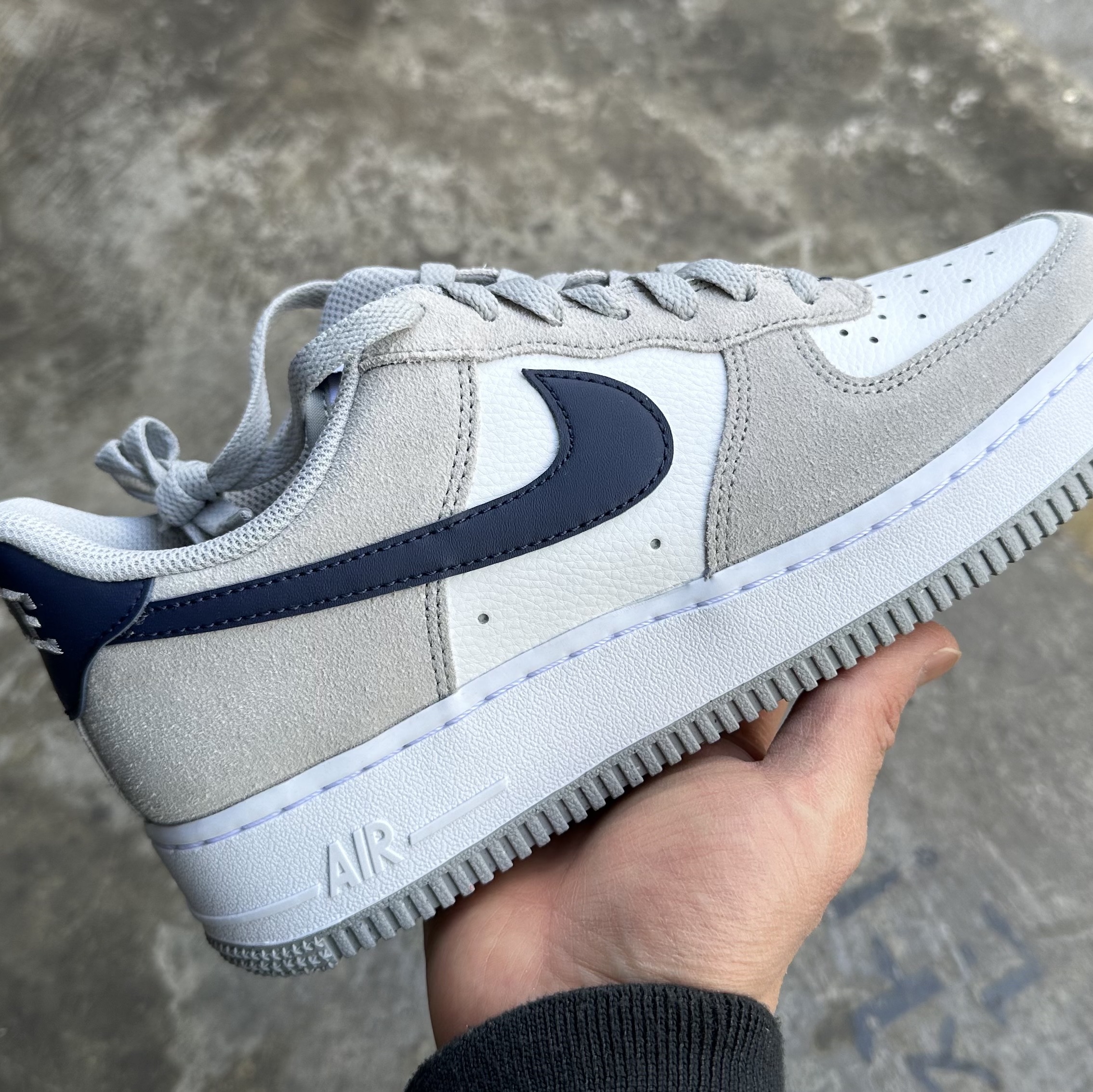 Nike Air Force 1 '07 Light Smoke Grey Midnight Navy 착용 스타일 - 1