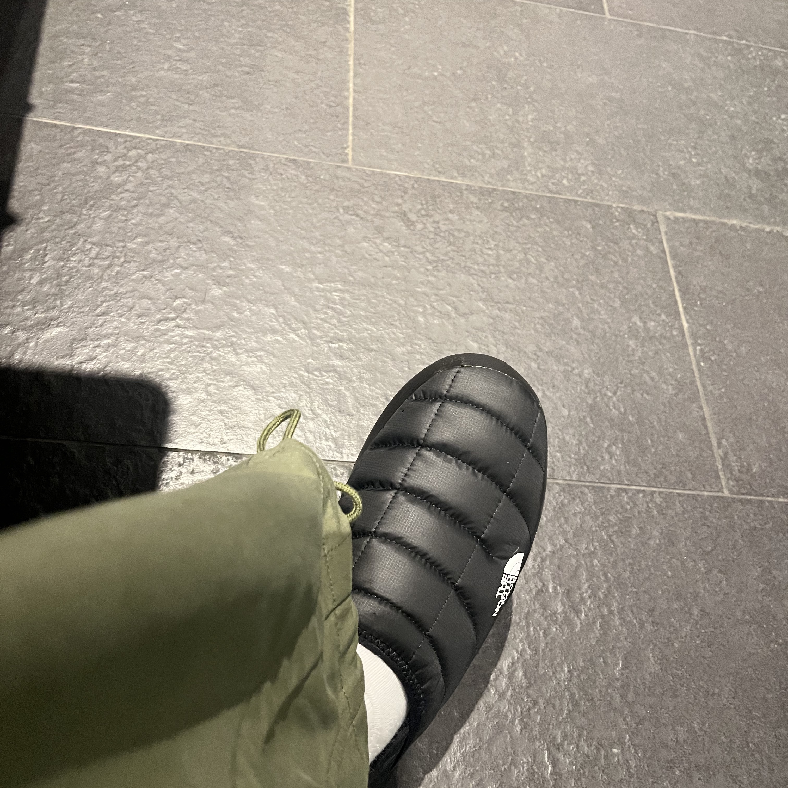 The North Face Thermoball Traction Mule V Black 착용 스타일