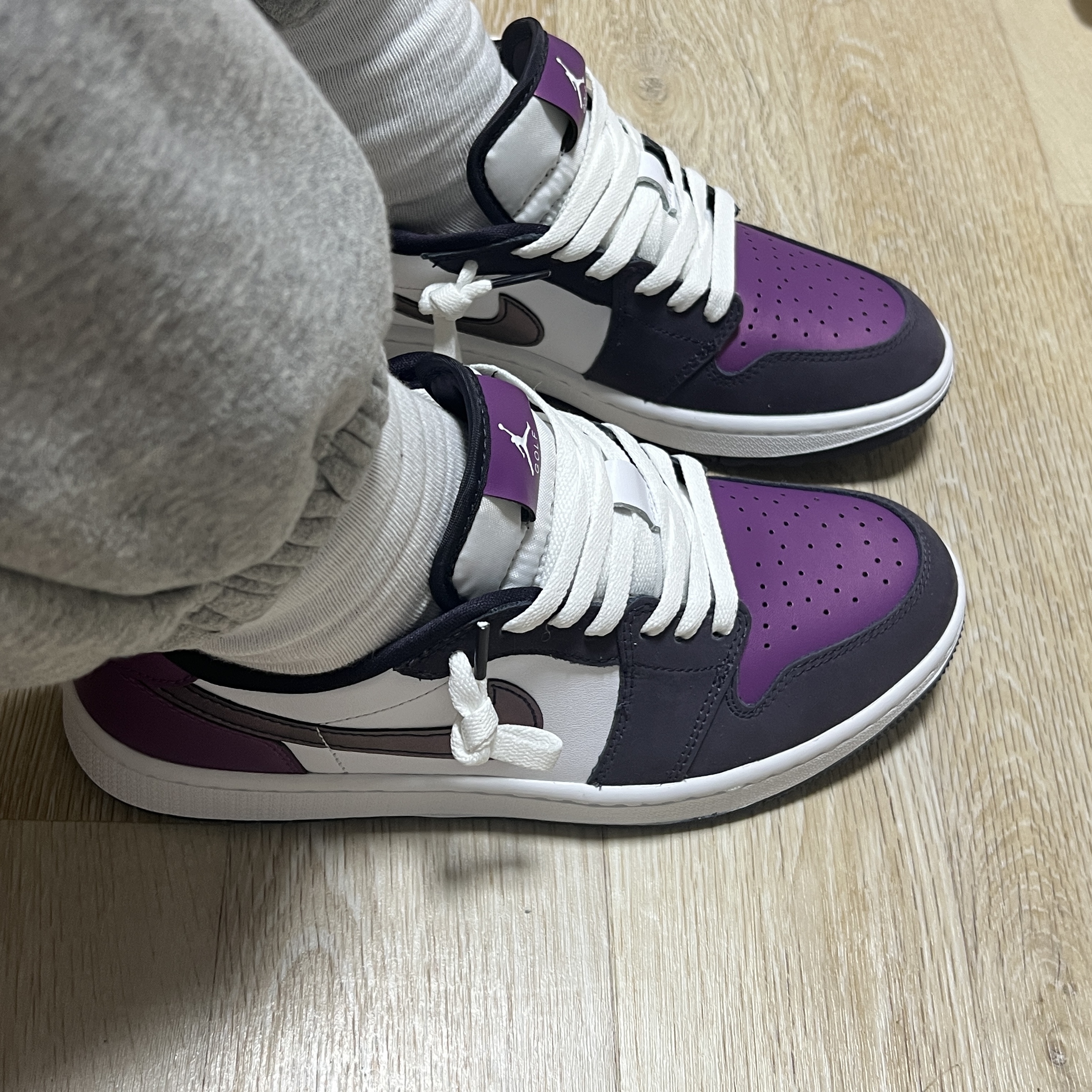 Jordan 1 Low Golf Cave Purple and Viotech 착용 스타일 - 1