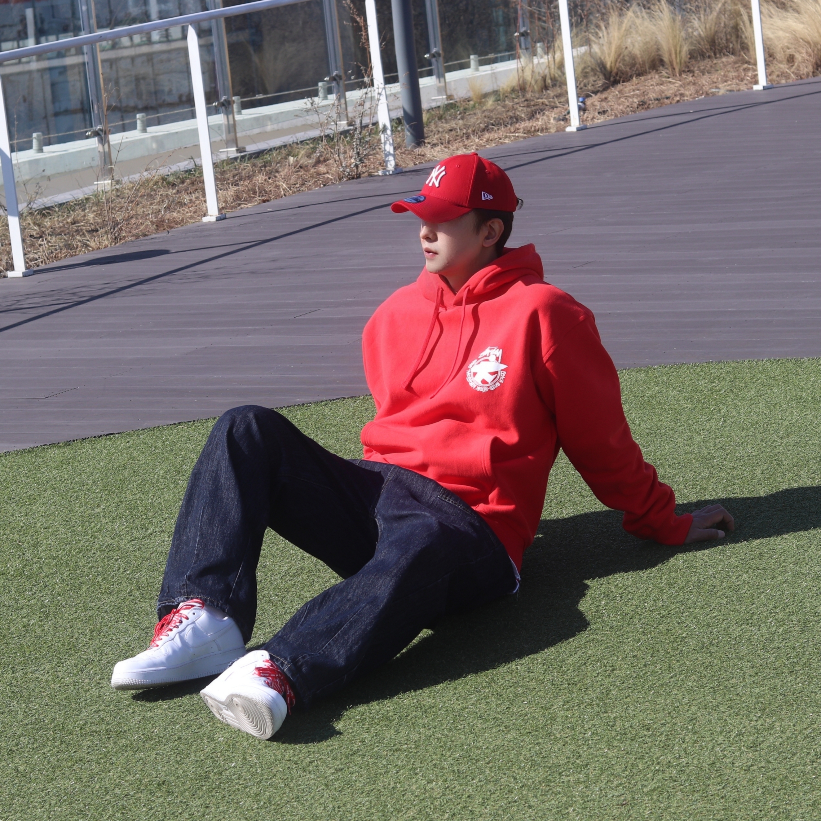 Stussy Beach Roots Hoodie Red, Nike x Supreme Air Force 1 Low White 착용 스타일 - 2