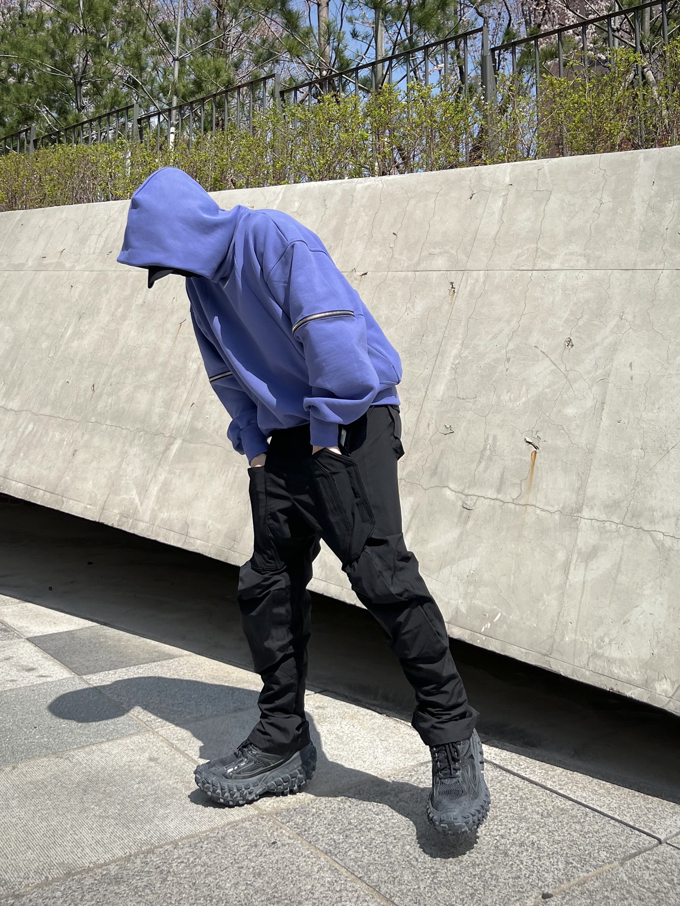 Balenciaga Defender Sneakers Black 착용 스타일 - 1