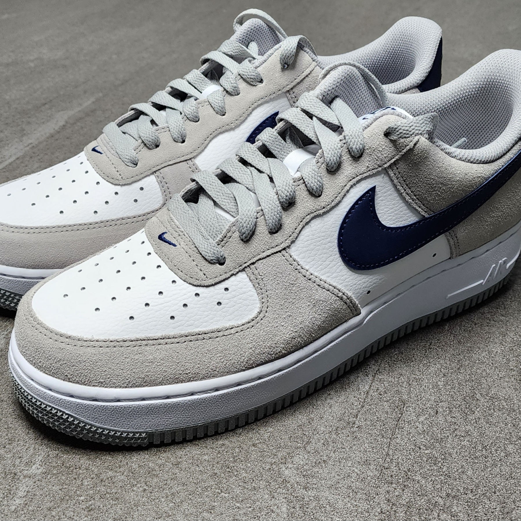 Nike Air Force 1 '07 Light Smoke Grey Midnight Navy 착용 스타일 - 1