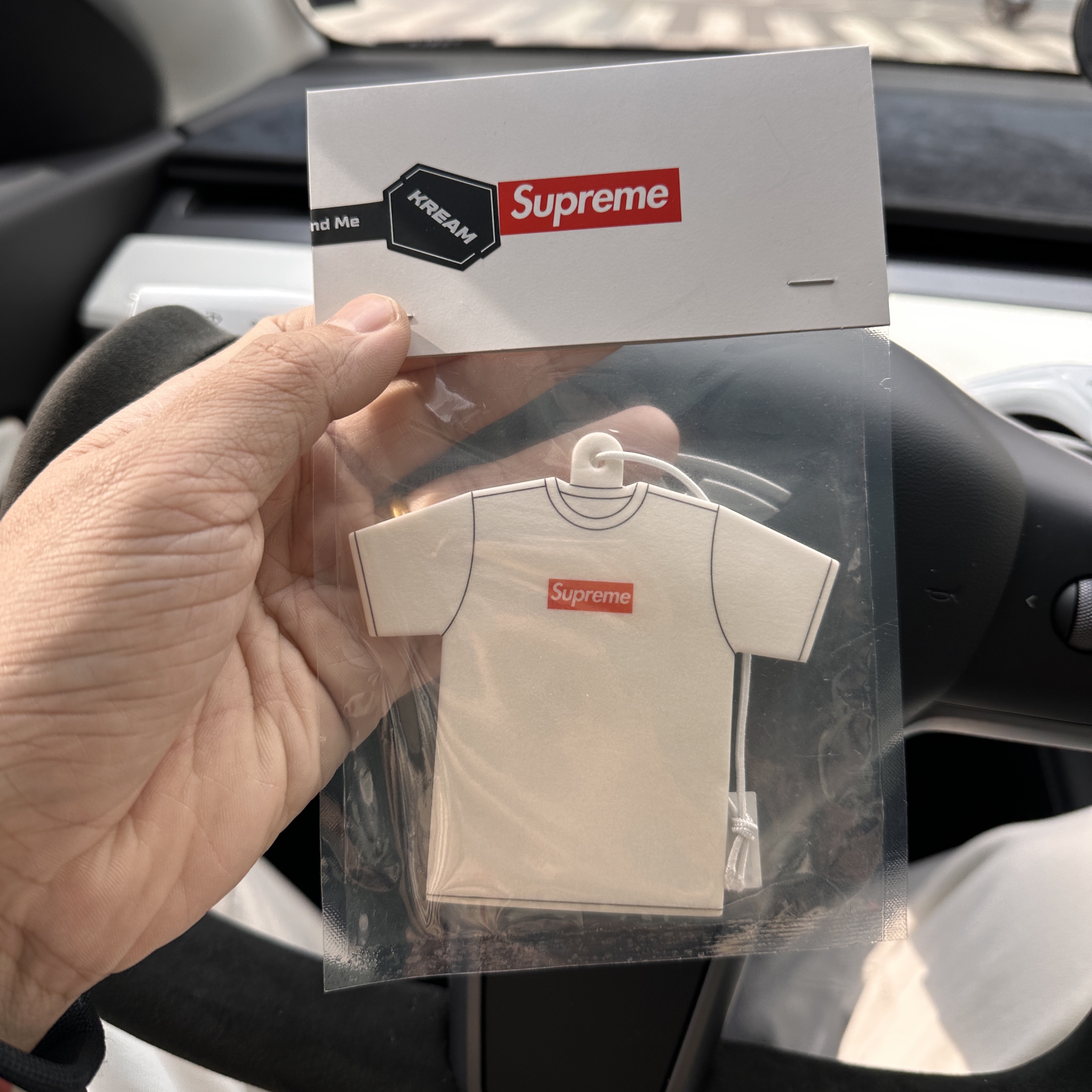 Supreme Kuumba T-Shirt Air Freshener White - 22FW 착용 스타일