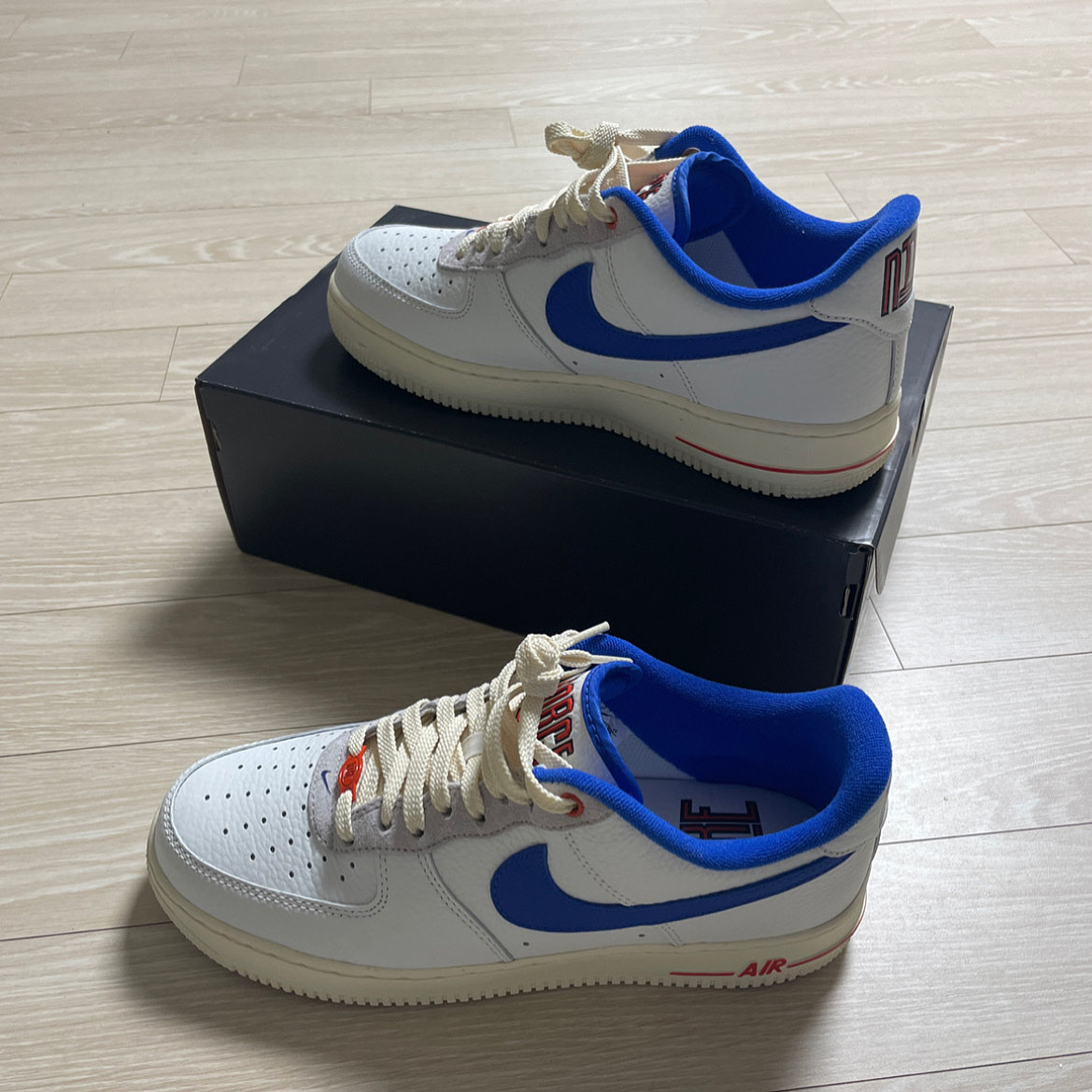 (W) Nike Air Force 1 '07 LX University Blue and Summit White 착용 스타일