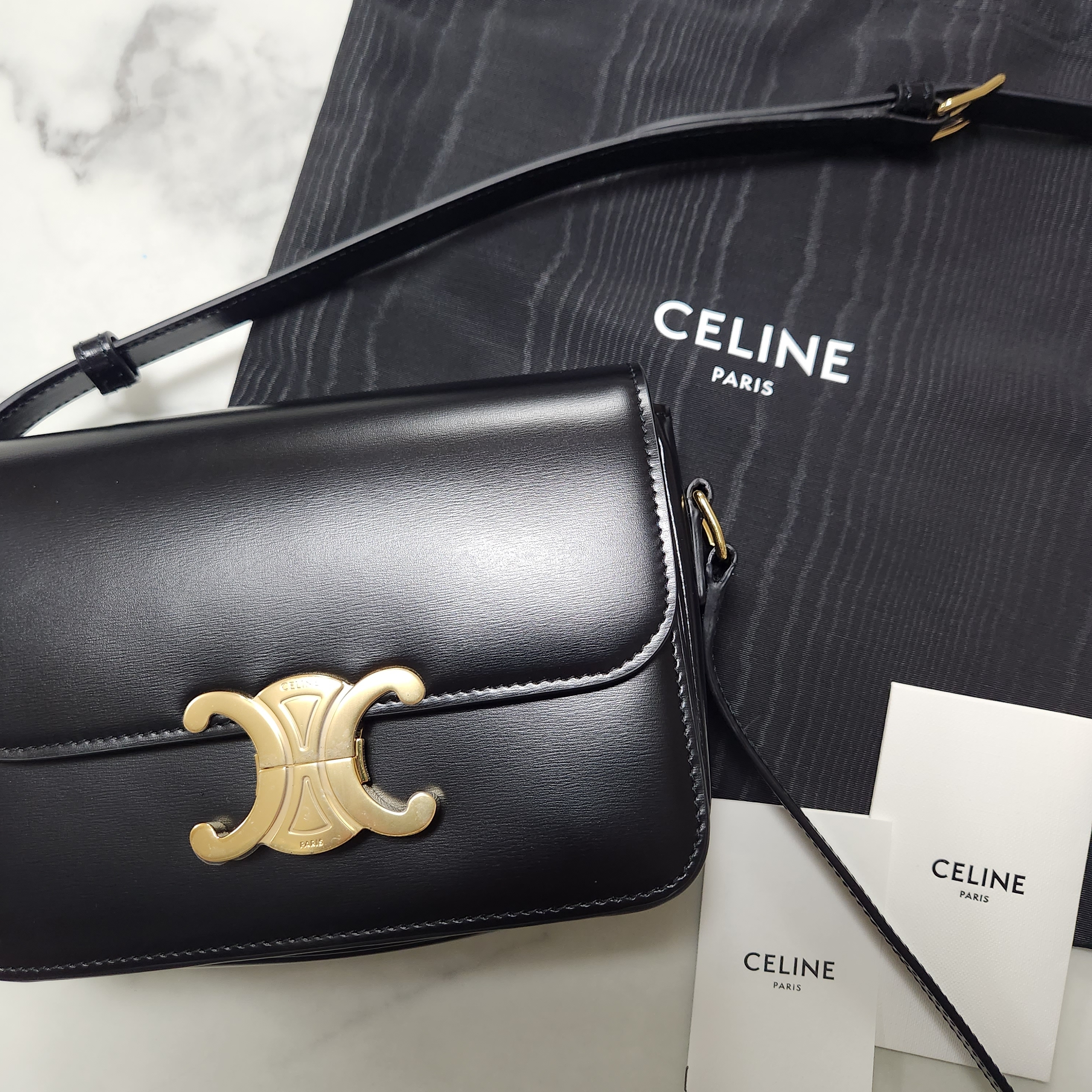 Celine Teen Triomphe Bag in Shiny Calfskin Black 착용 스타일