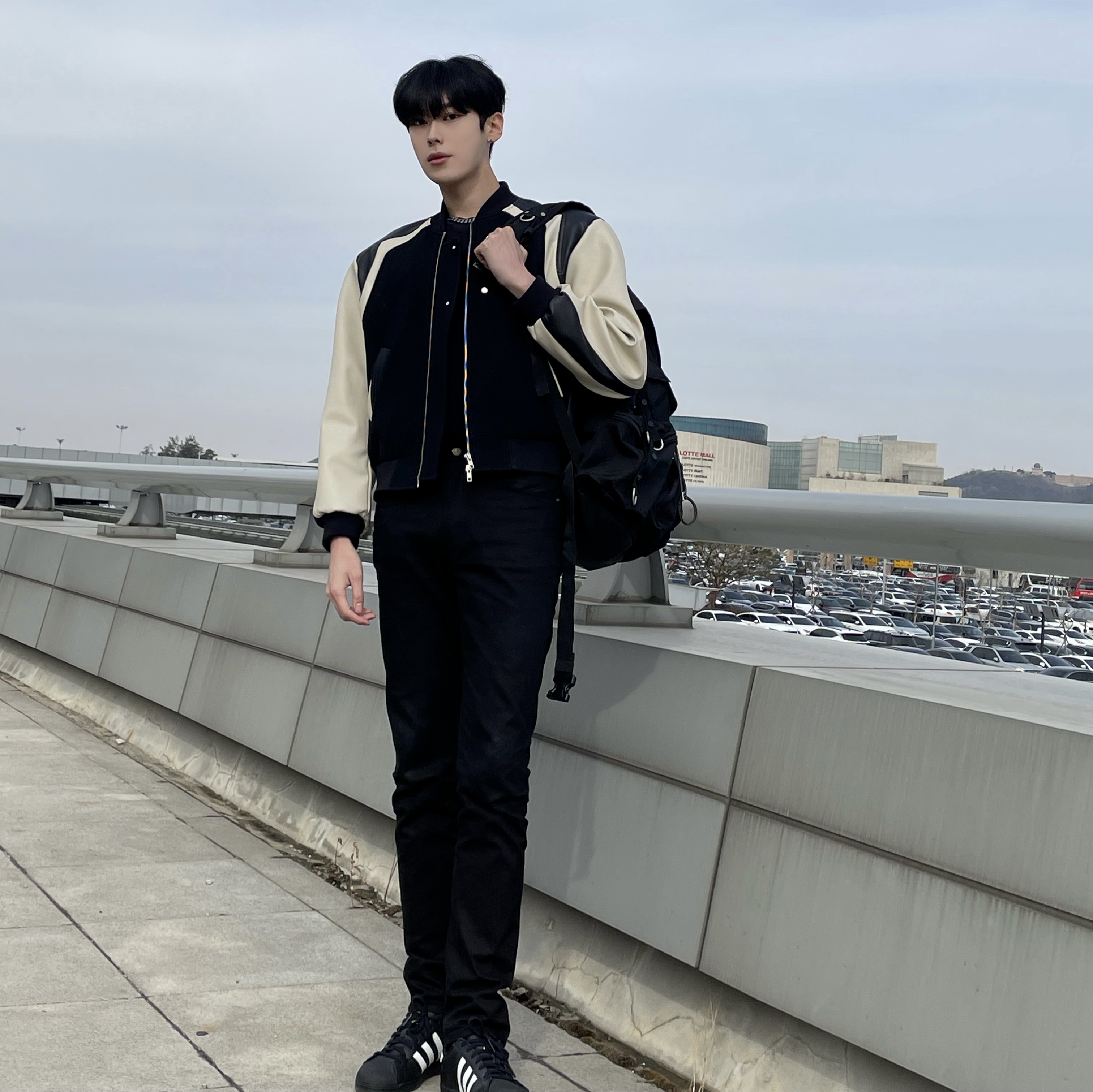 Adidas Superstar Core Black White 착용 스타일 - 1