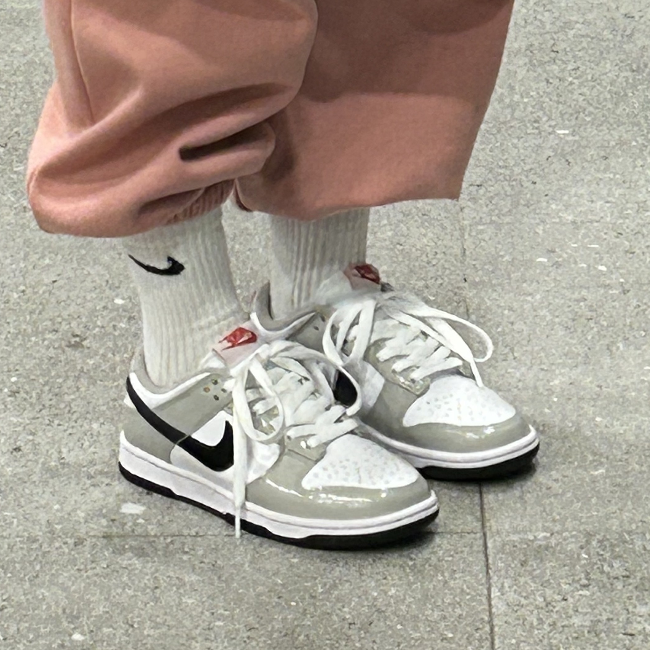 (W) Nike Dunk Low Essential Light Iron Ore Black 착용 스타일 - 1