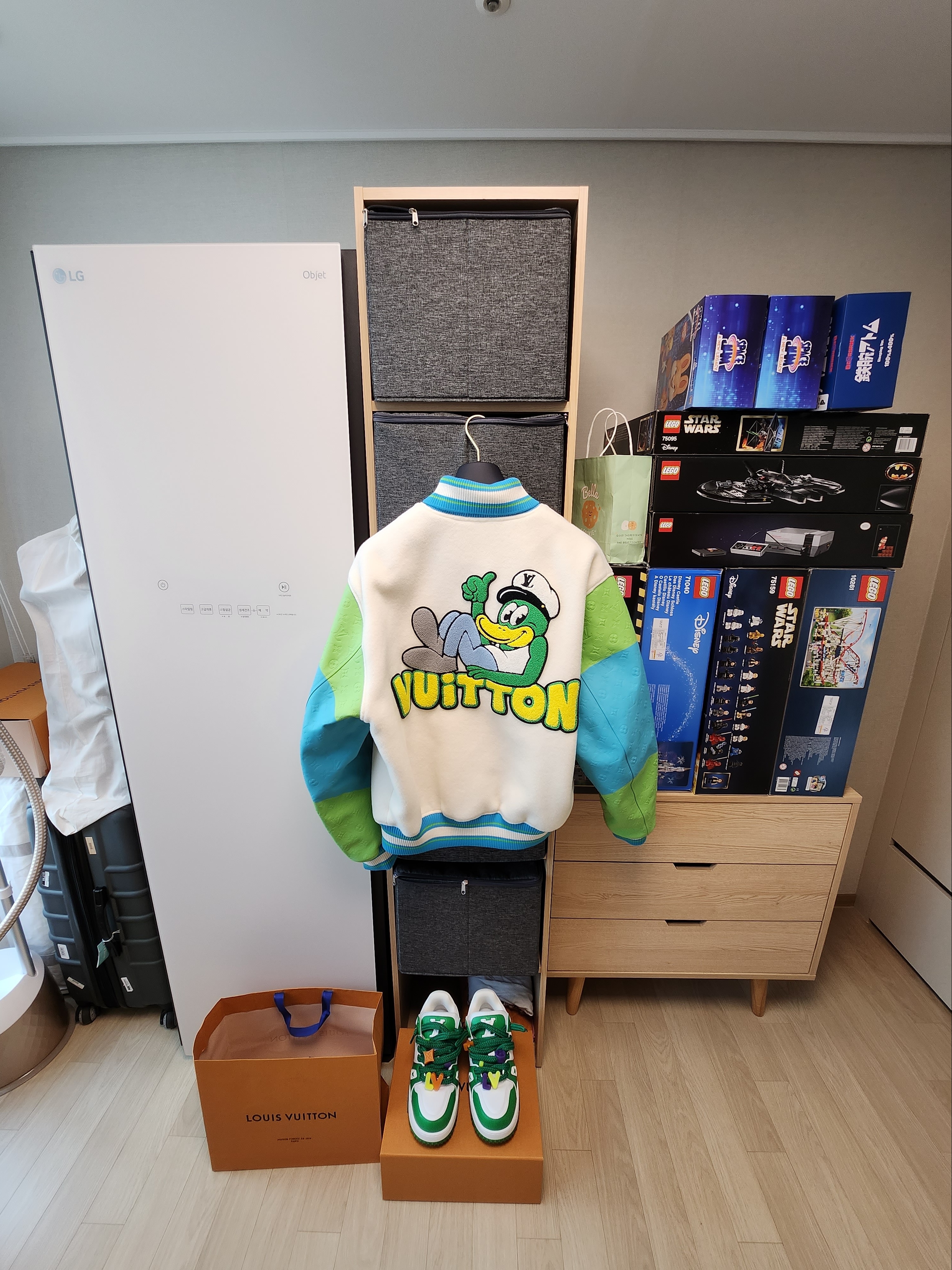 Louis Vuitton Rainbow Playground Varsity Blouson Multicolor, Louis Vuitton LV Trainer Maxi Sneakers Green 착용 스타일 - 2