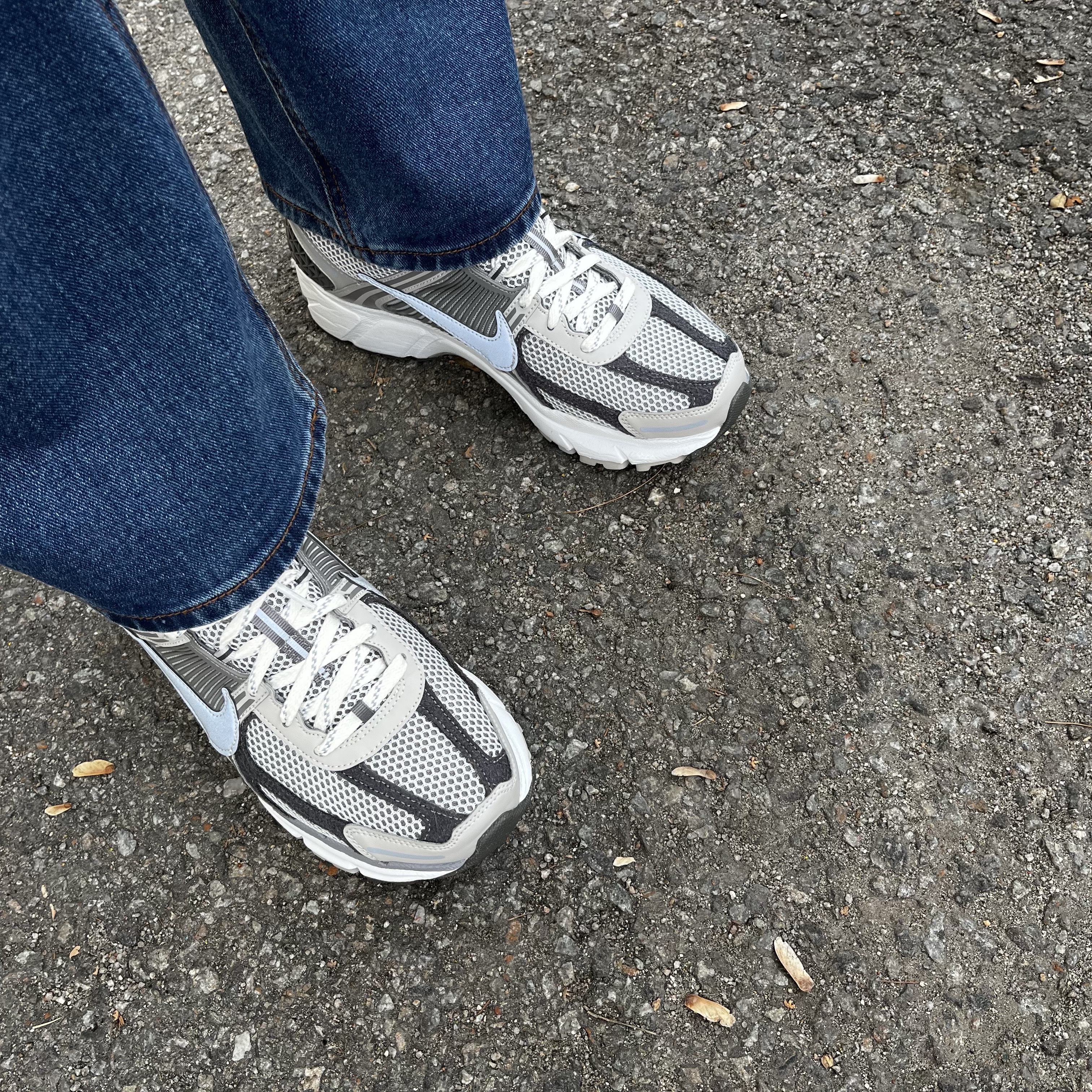 Nike Zoom Vomero 5 PRM Light Iron Ore and Flat Fewter 착용 스타일