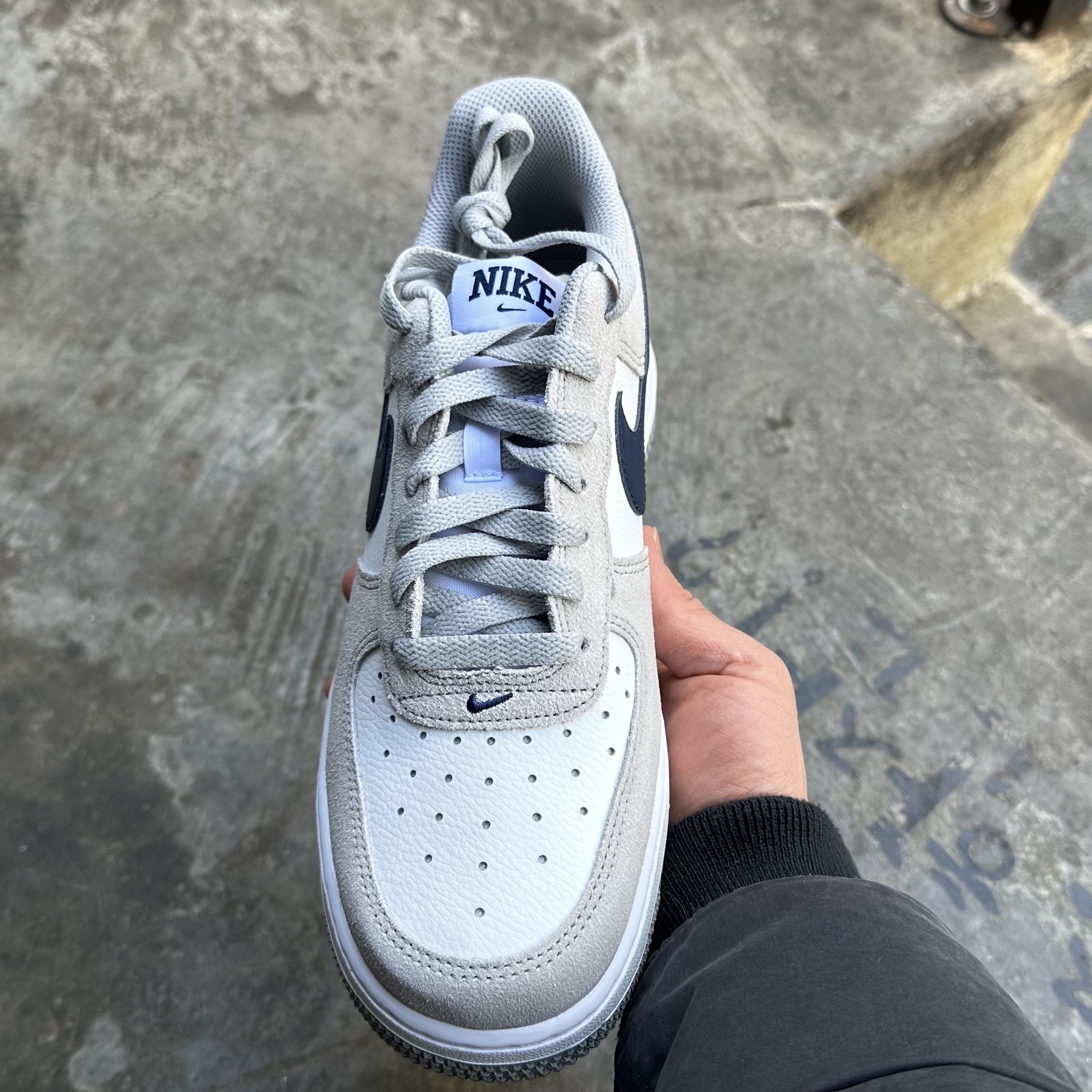 Nike Air Force 1 '07 Light Smoke Grey Midnight Navy 착용 스타일 - 3