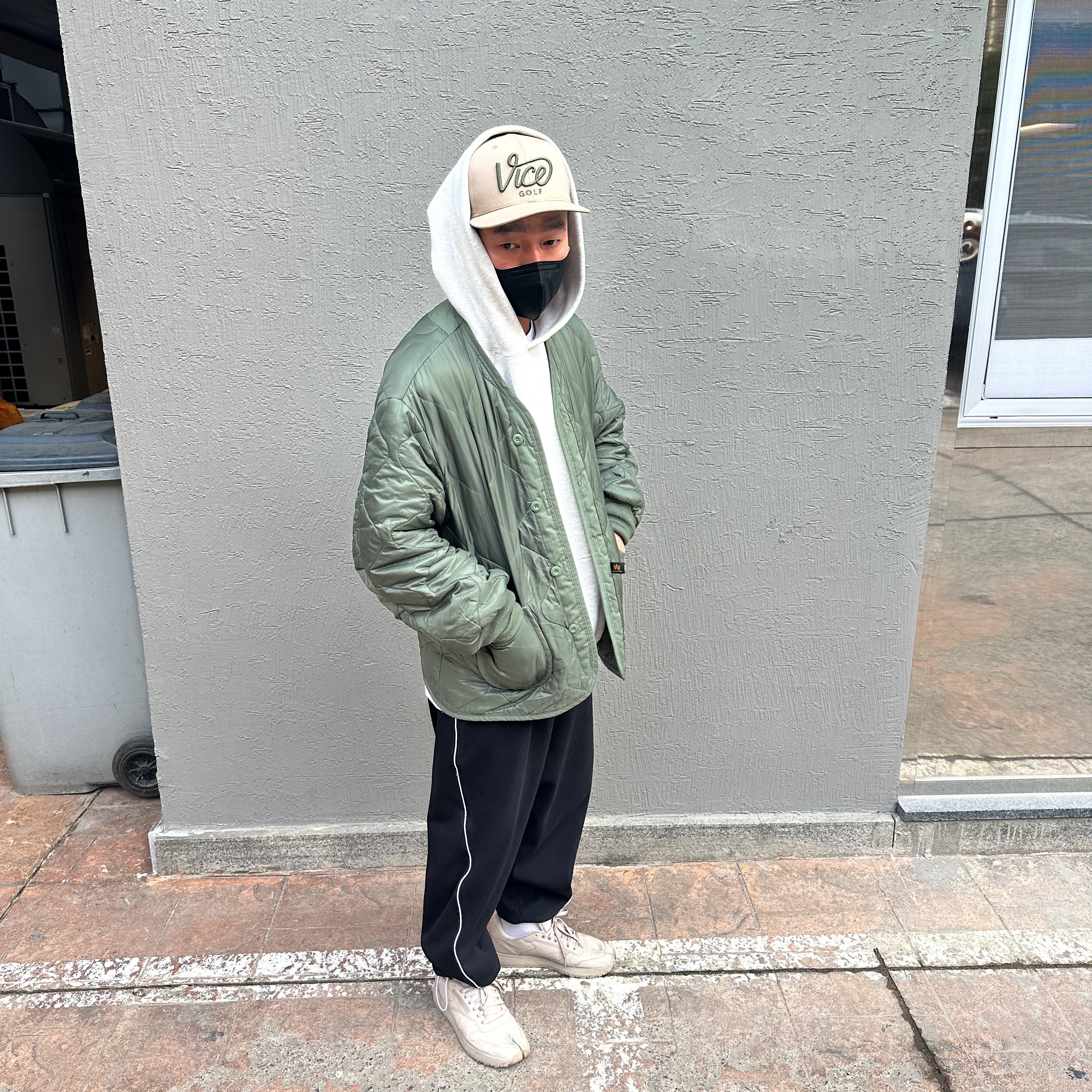 Essentials The Core Collection Pullover Hoodie Oatmeal, CDG x Alpha Industries Liner Jacket Olive 착용 스타일