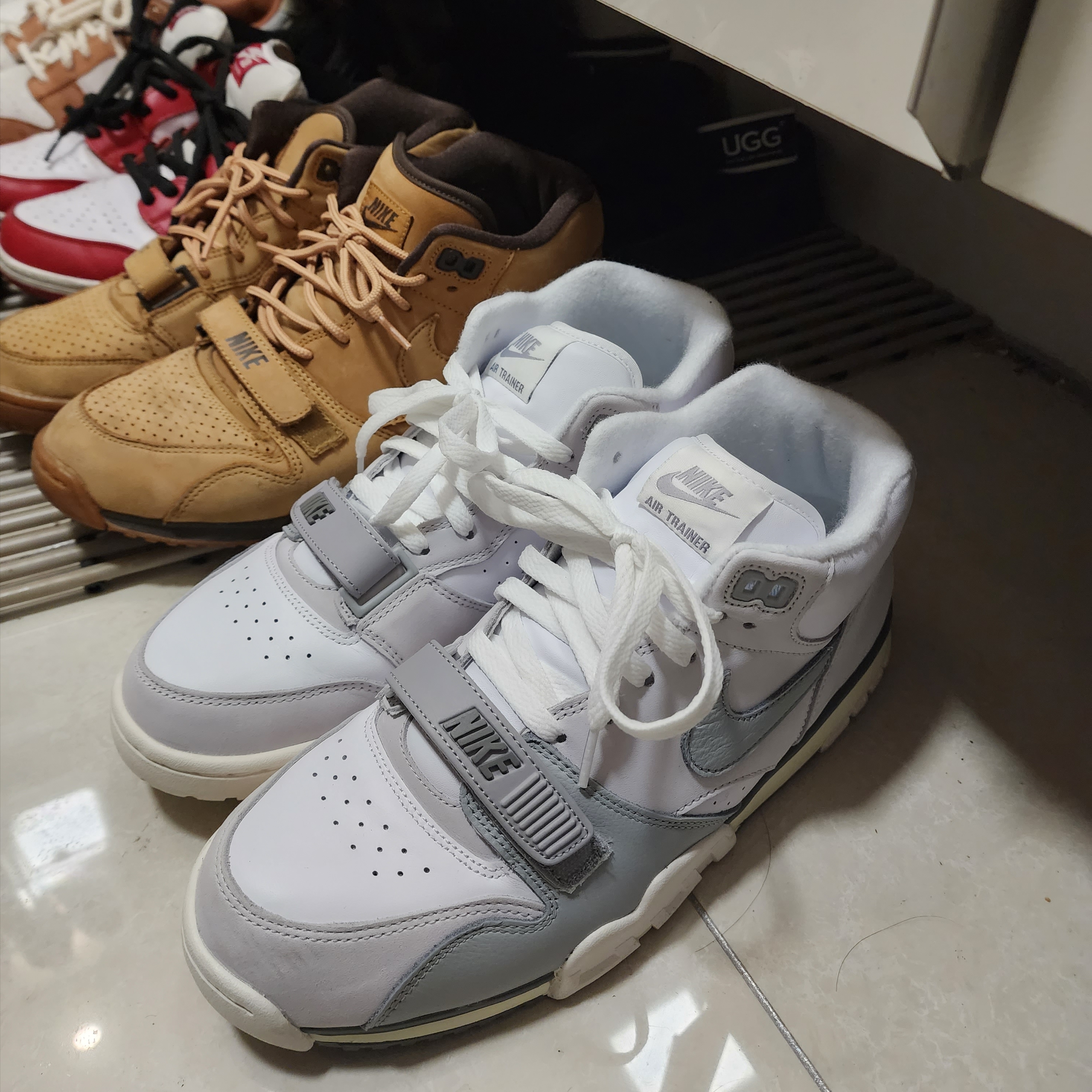 Nike Air Trainer 1 Photon Dust and Light Smoke 착용 스타일 - 2