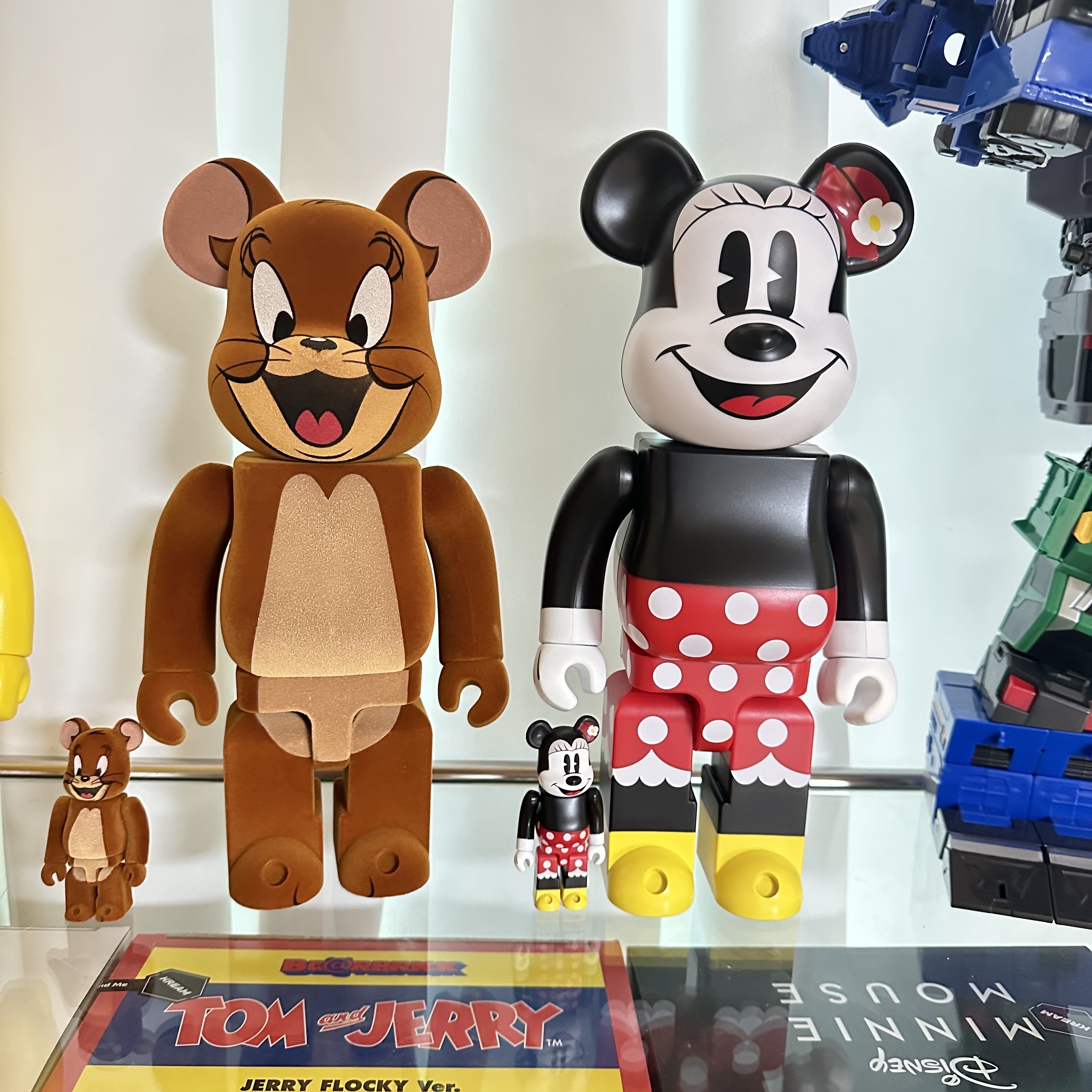 Bearbrick Tom & Jerry Jerry Flocky Ver. 100% & 400% Set, Bearbrick Tony The Tiger Vintage Ver. 100％ & 400％ Set 착용 스타일 - 2