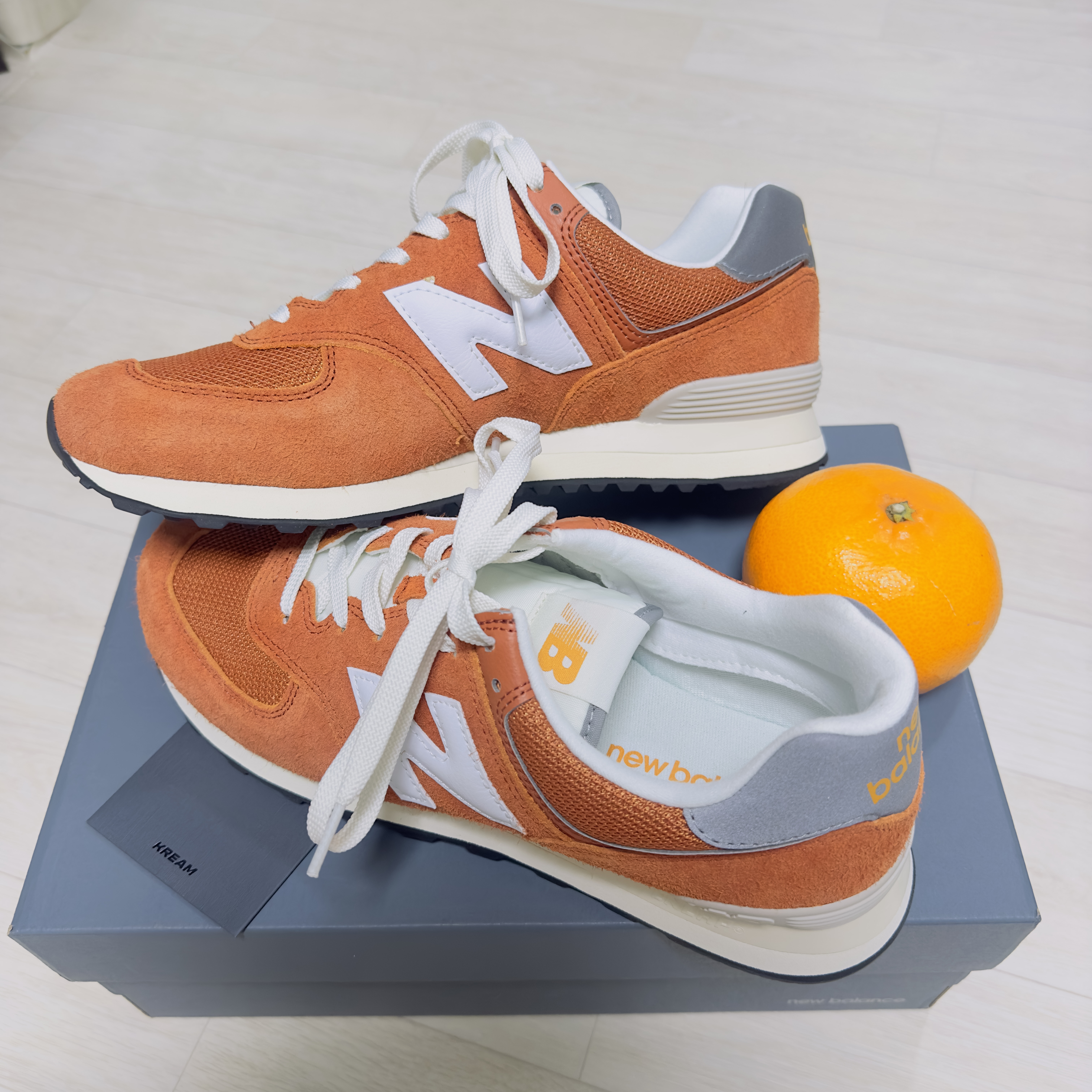 New Balance 574 Heritage Orange Burst White 착용 스타일