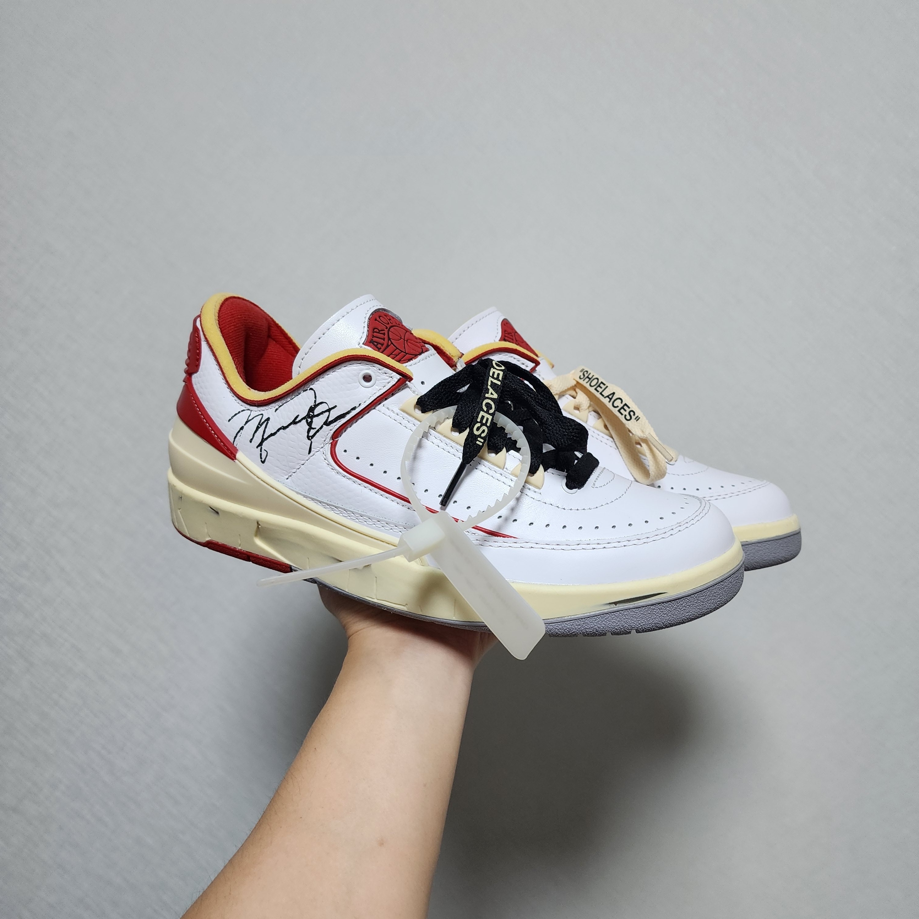 Jordan 2 x Off-White Retro Low SP White and Varsity Red 착용 스타일 - 1
