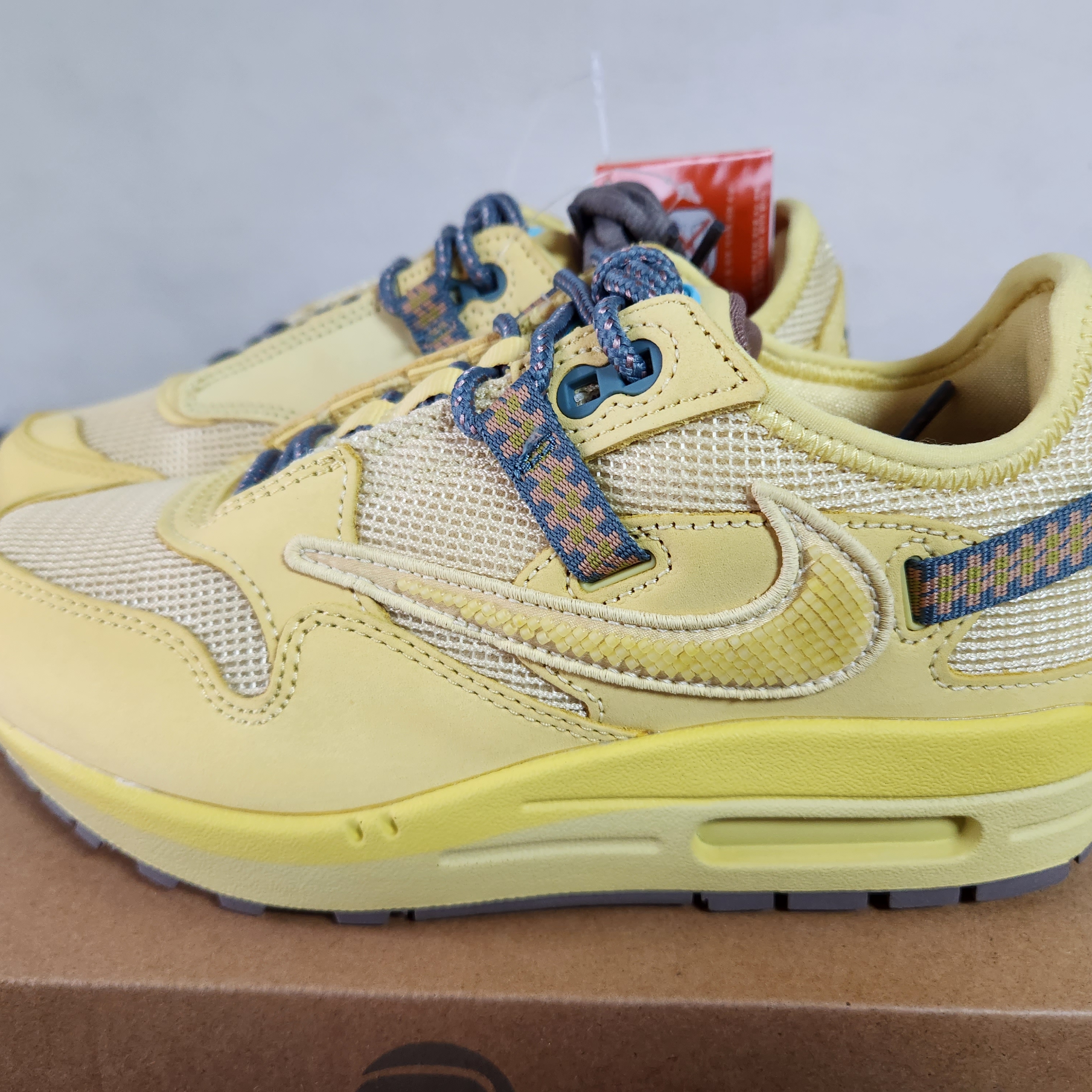 Nike x Travis Scott Air Max 1 Cact.us Gold 착용 스타일 - 2