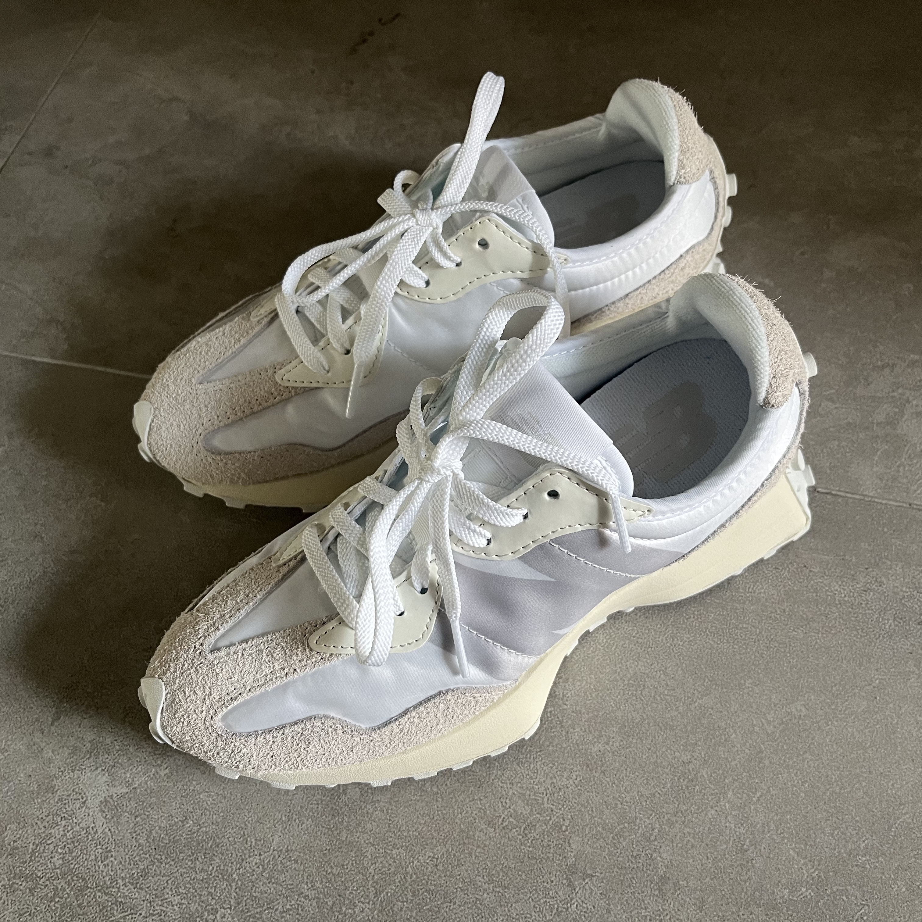 (W) New Balance 327 White Moonbeam 착용 스타일