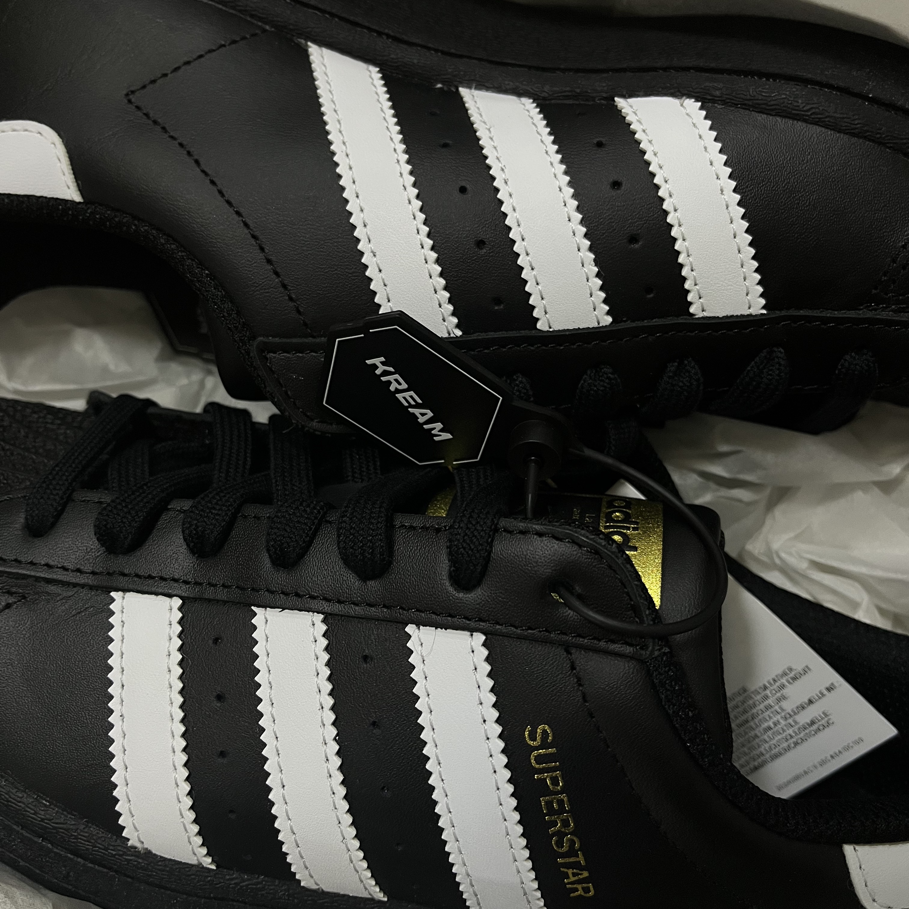 Adidas Superstar Core Black White 착용 스타일 - 1