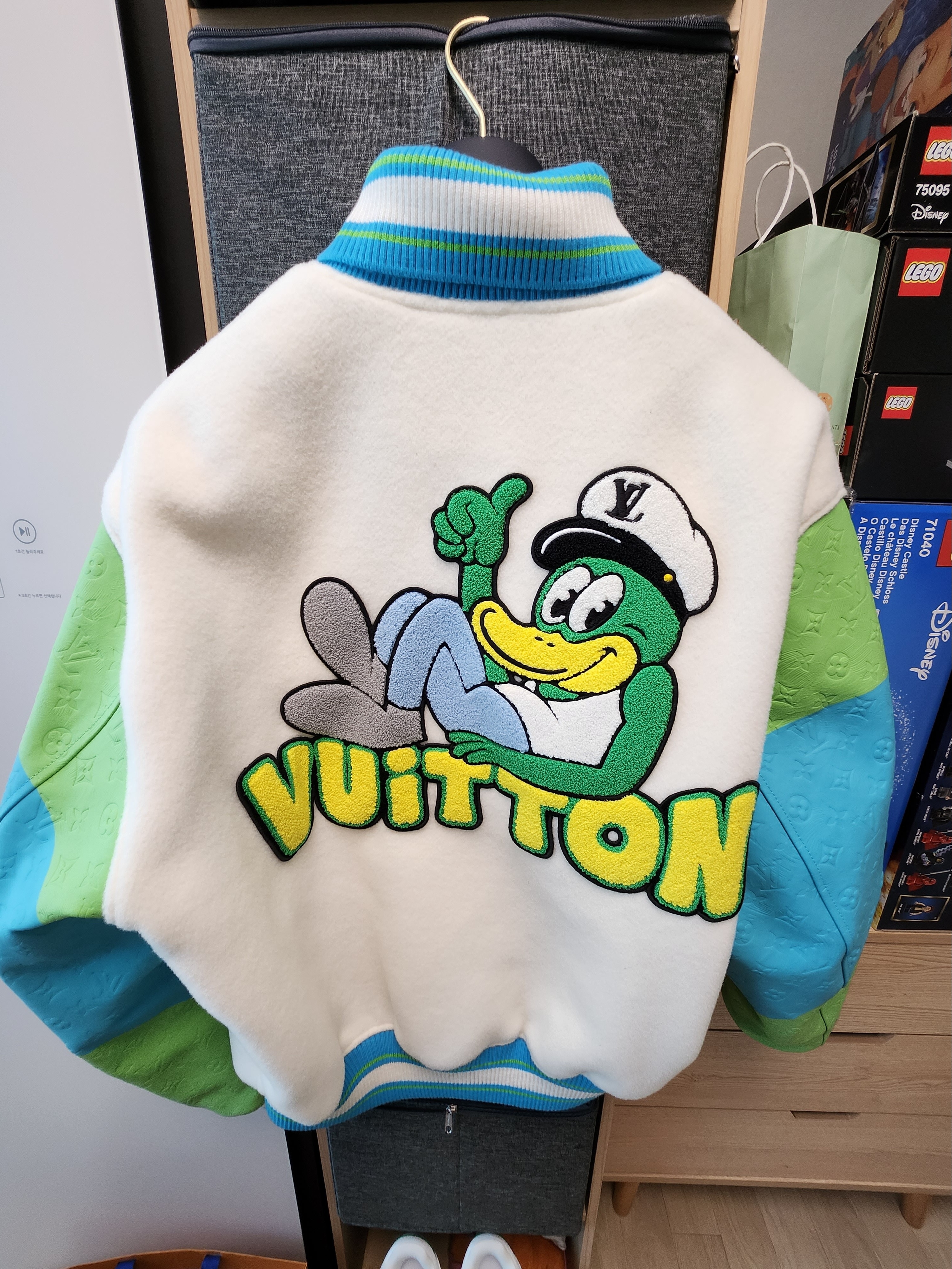Louis Vuitton Rainbow Playground Varsity Blouson Multicolor, Louis Vuitton LV Trainer Maxi Sneakers Green 착용 스타일 - 3