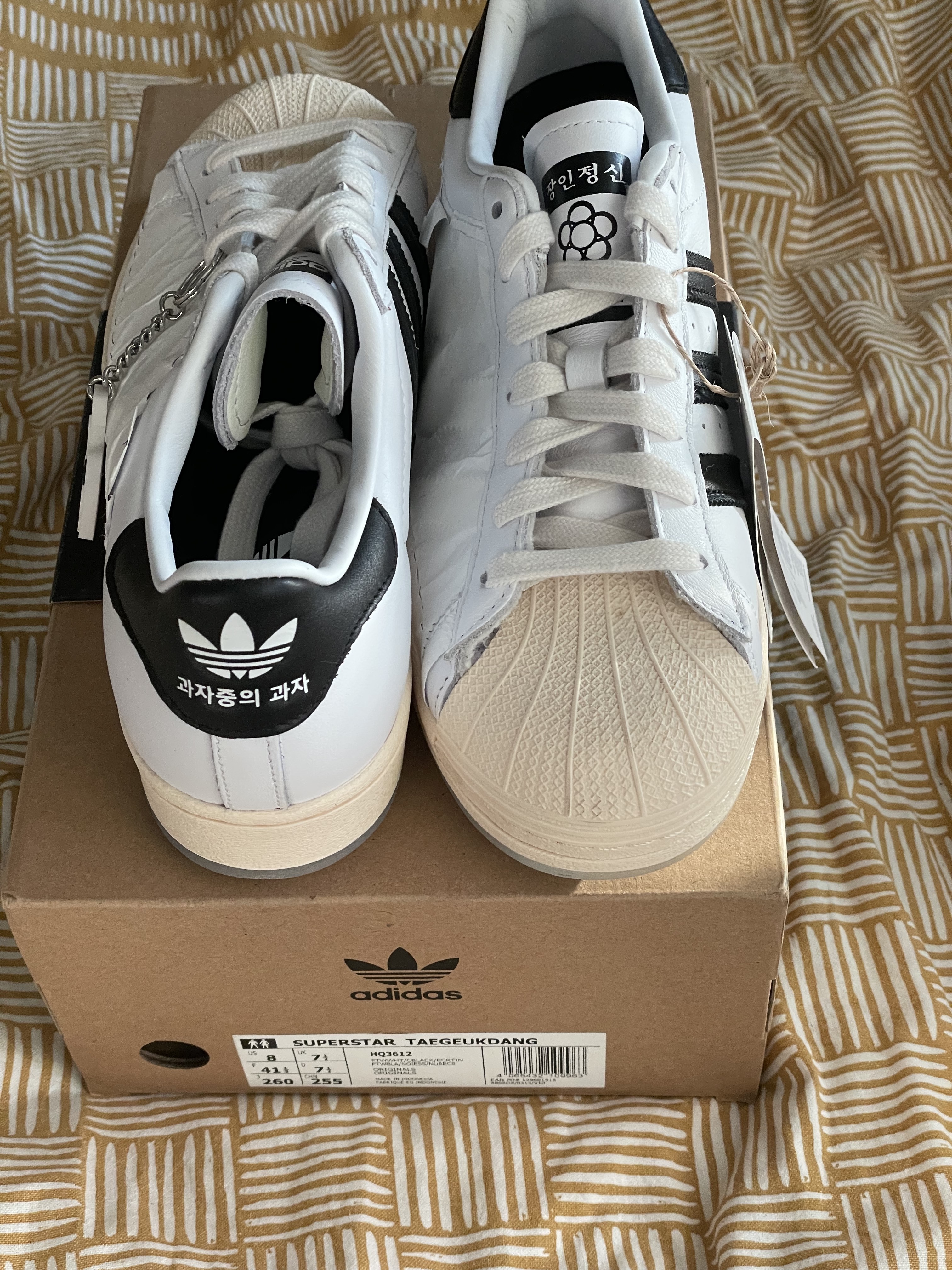 Adidas x Taegeukdang Superstar White Black 착용 스타일 - 3