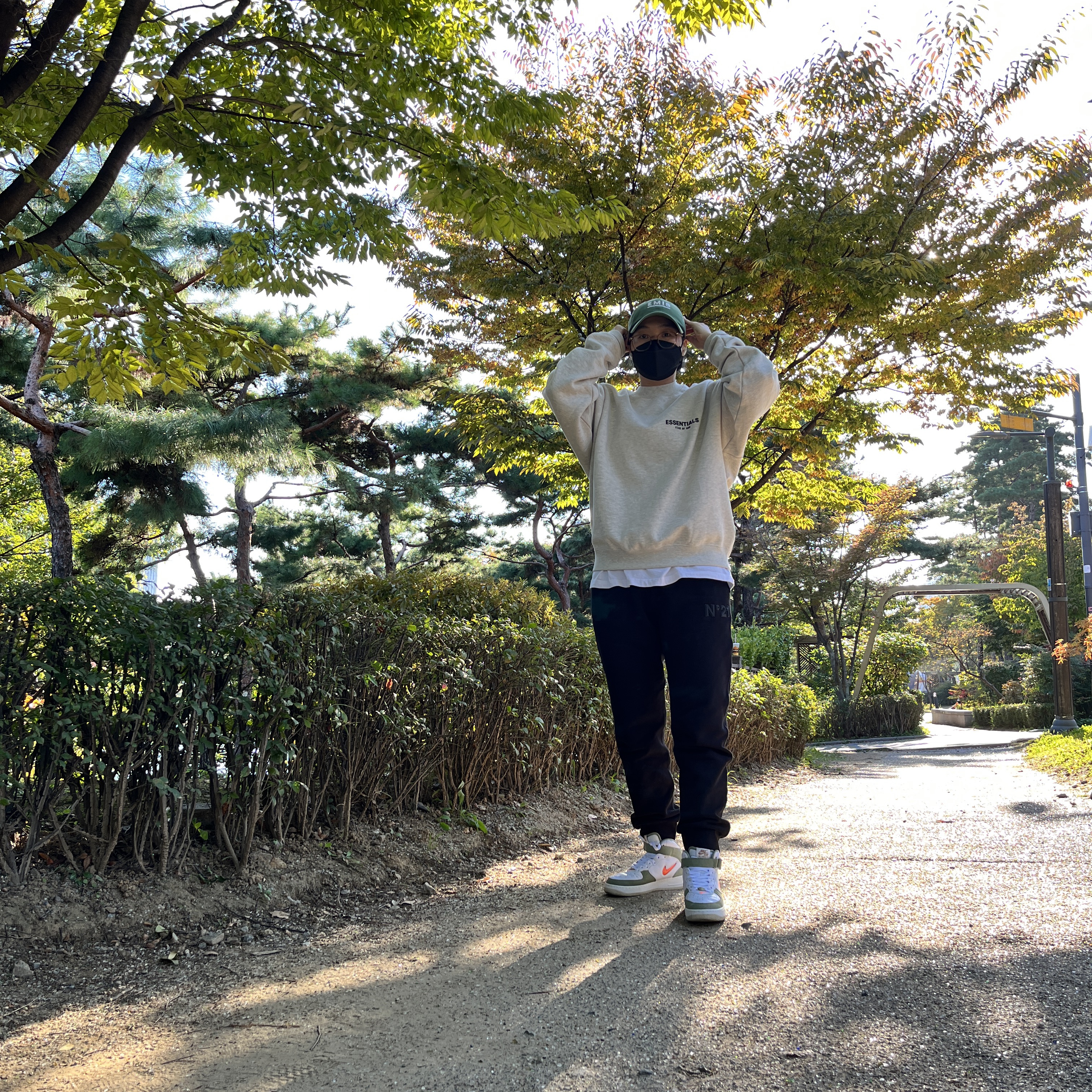 Essentials The Core Collection Crewneck Sweatshirt Light Oatmeal 착용 스타일