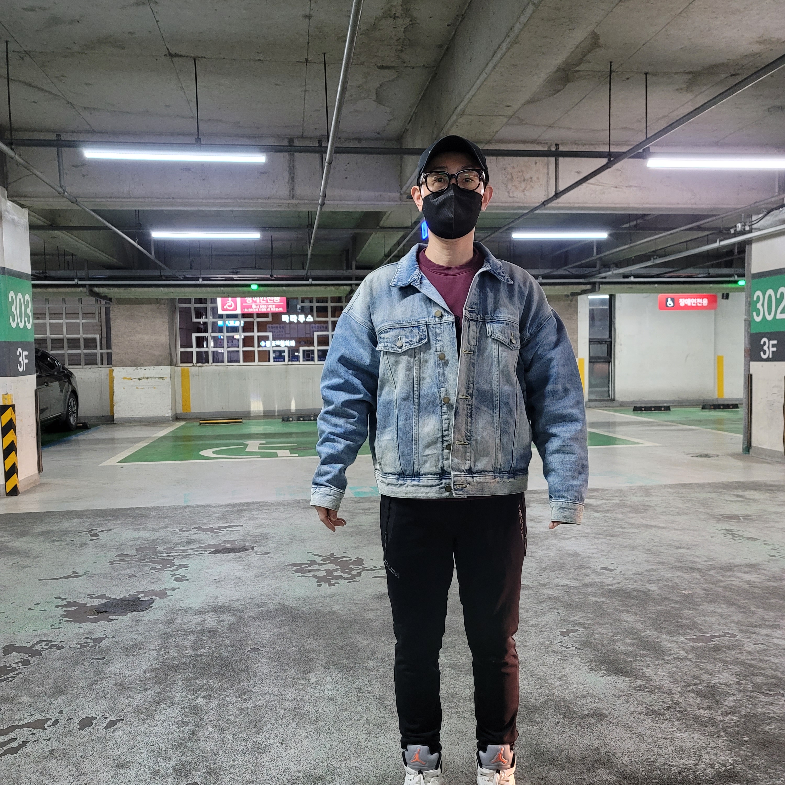 Essentials Trucker Jacket Indigo 착용 스타일 - 2