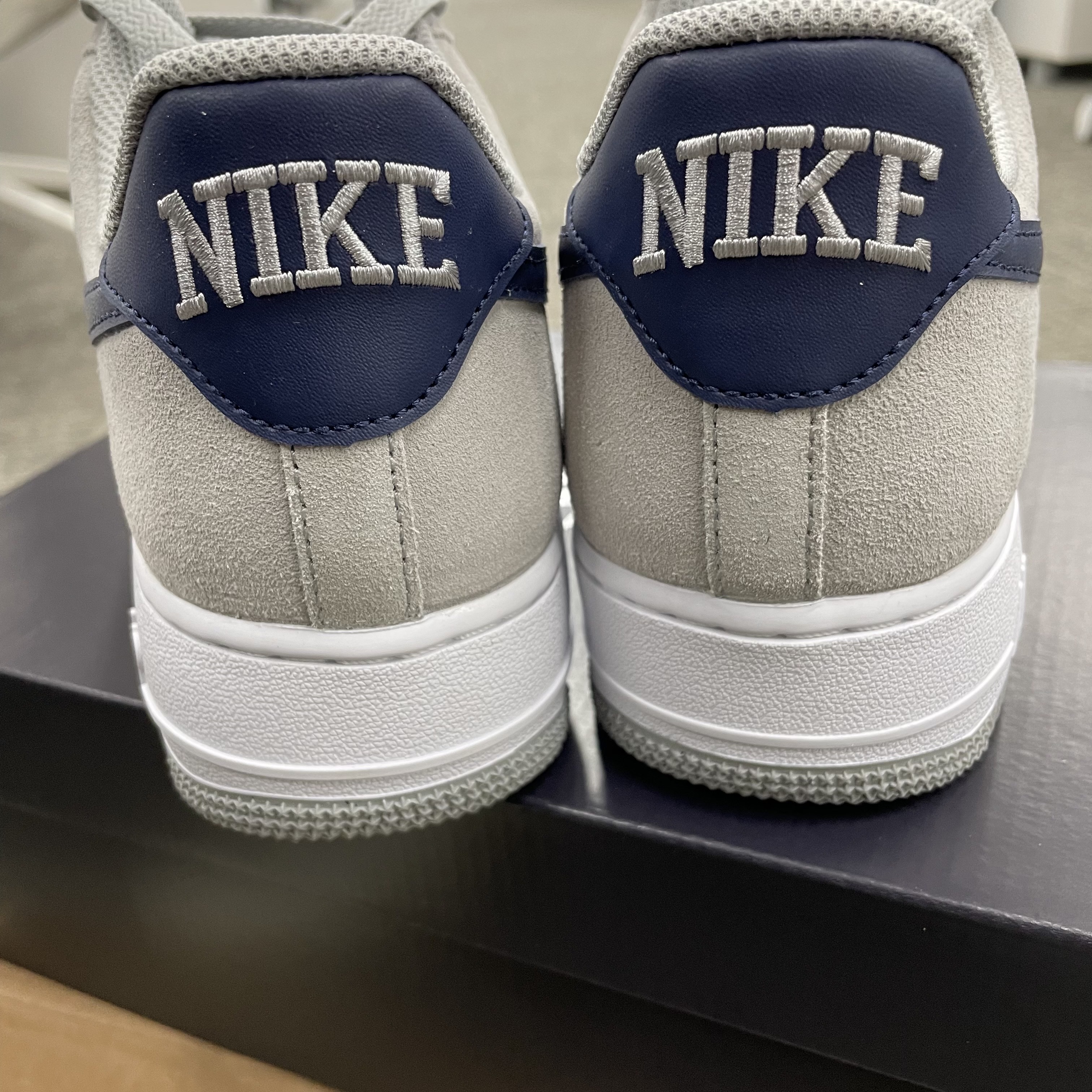 Nike Air Force 1 '07 Light Smoke Grey Midnight Navy 착용 스타일 - 4