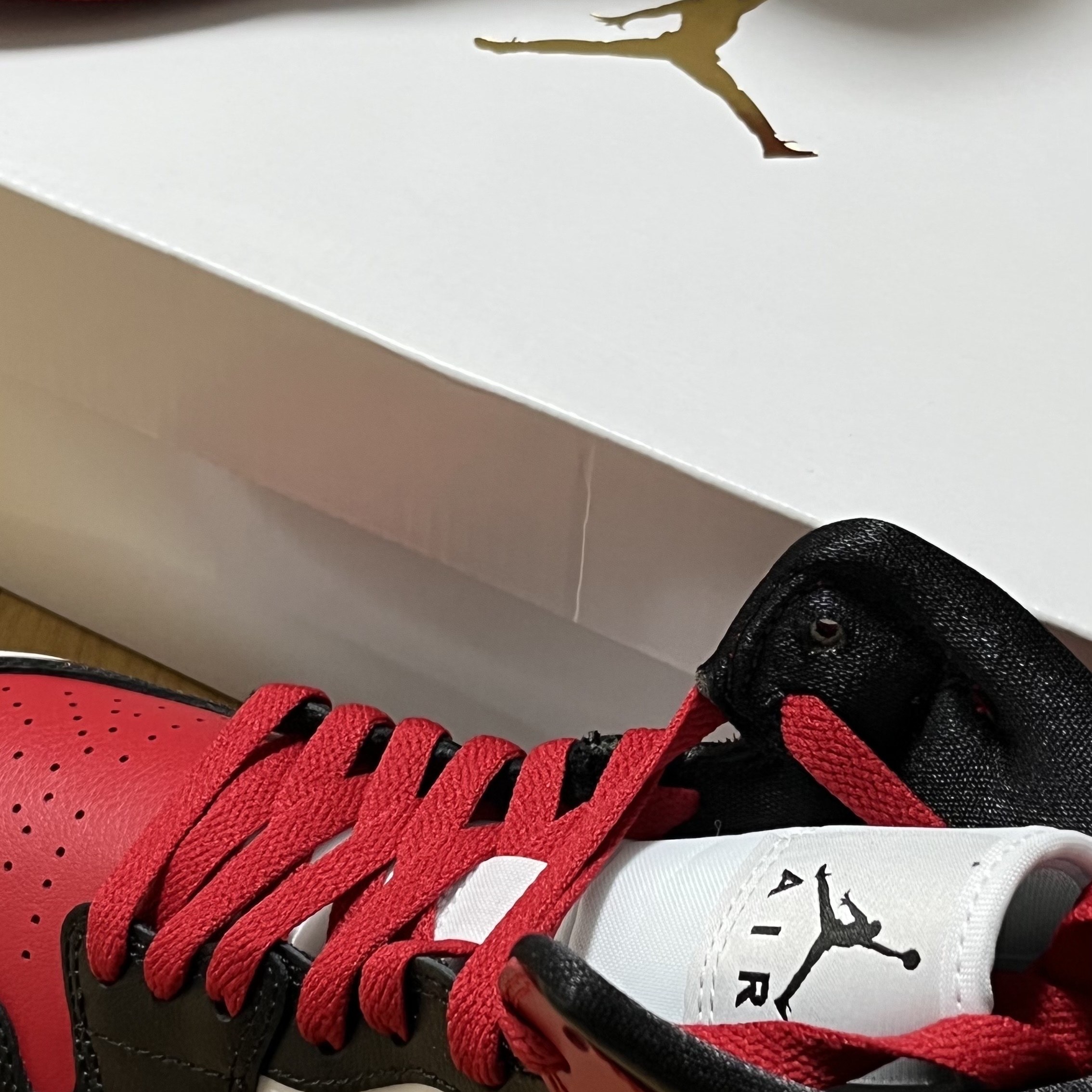 (W) Jordan 1 Mid Black and Gym Red 착용 스타일