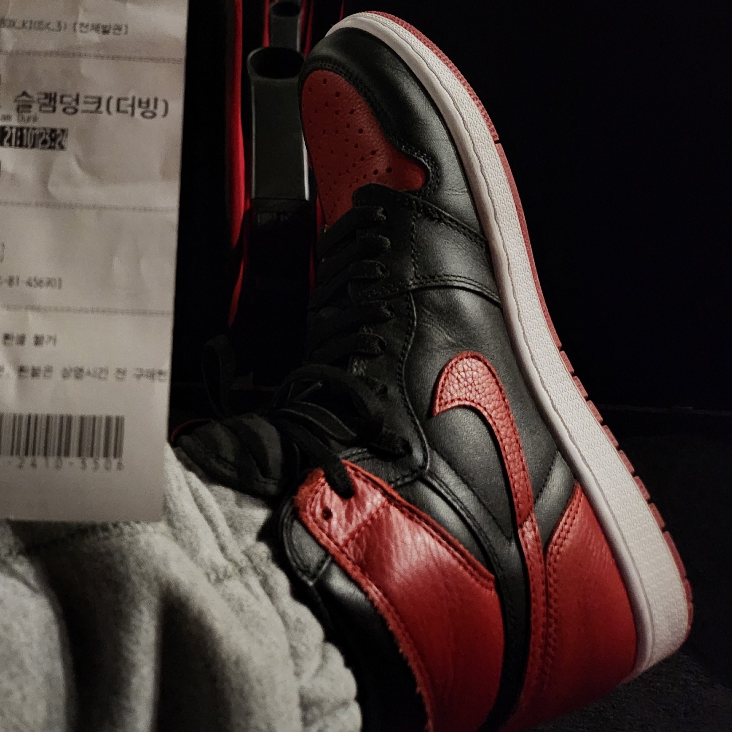 Jordan 1 Retro High OG Bred Banned 2016, Undermycar Legion.02 Balmacaan Oversized Wool Coat Black 착용 스타일 - 1