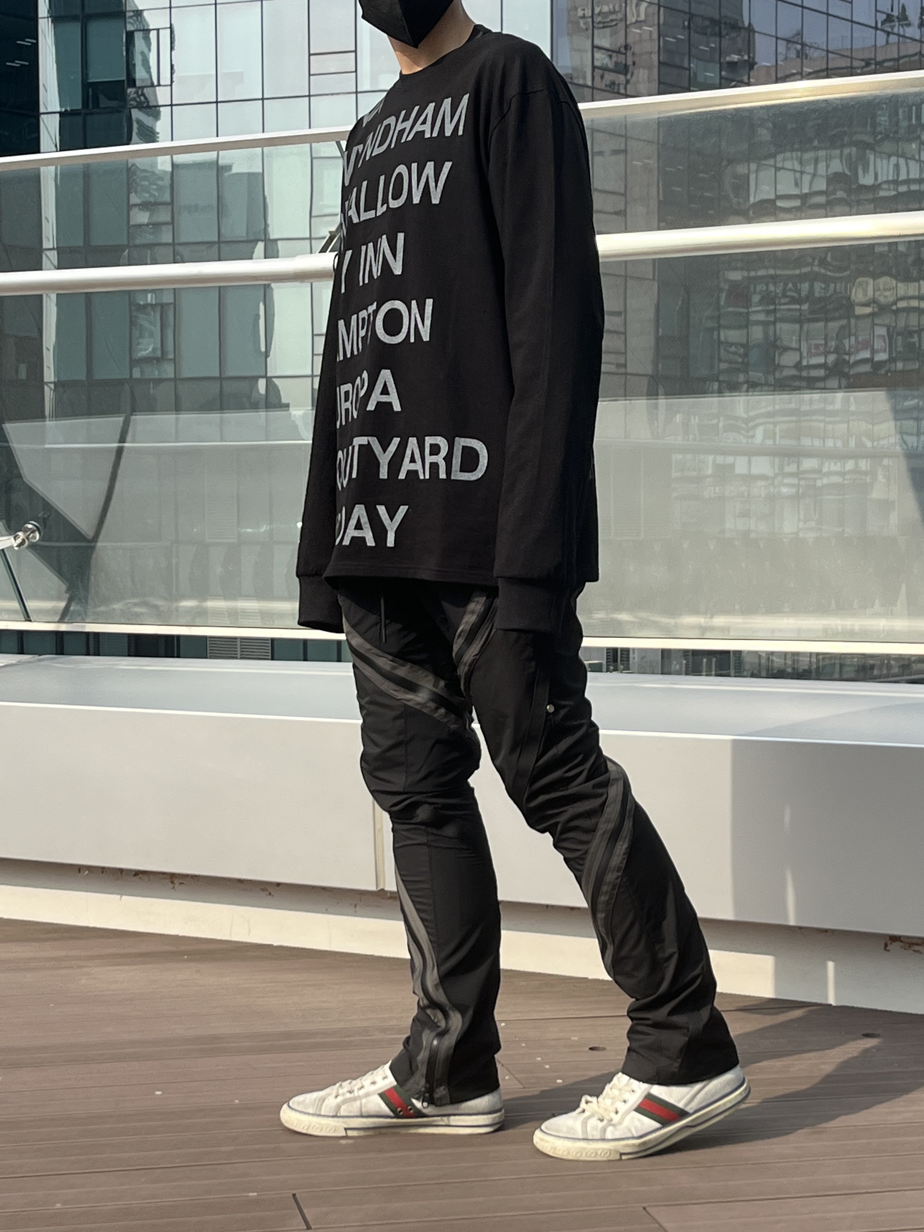 [KREAM 단독] Safarispot Highway Inn LS T-Shirt Black White 착용 스타일 - 1