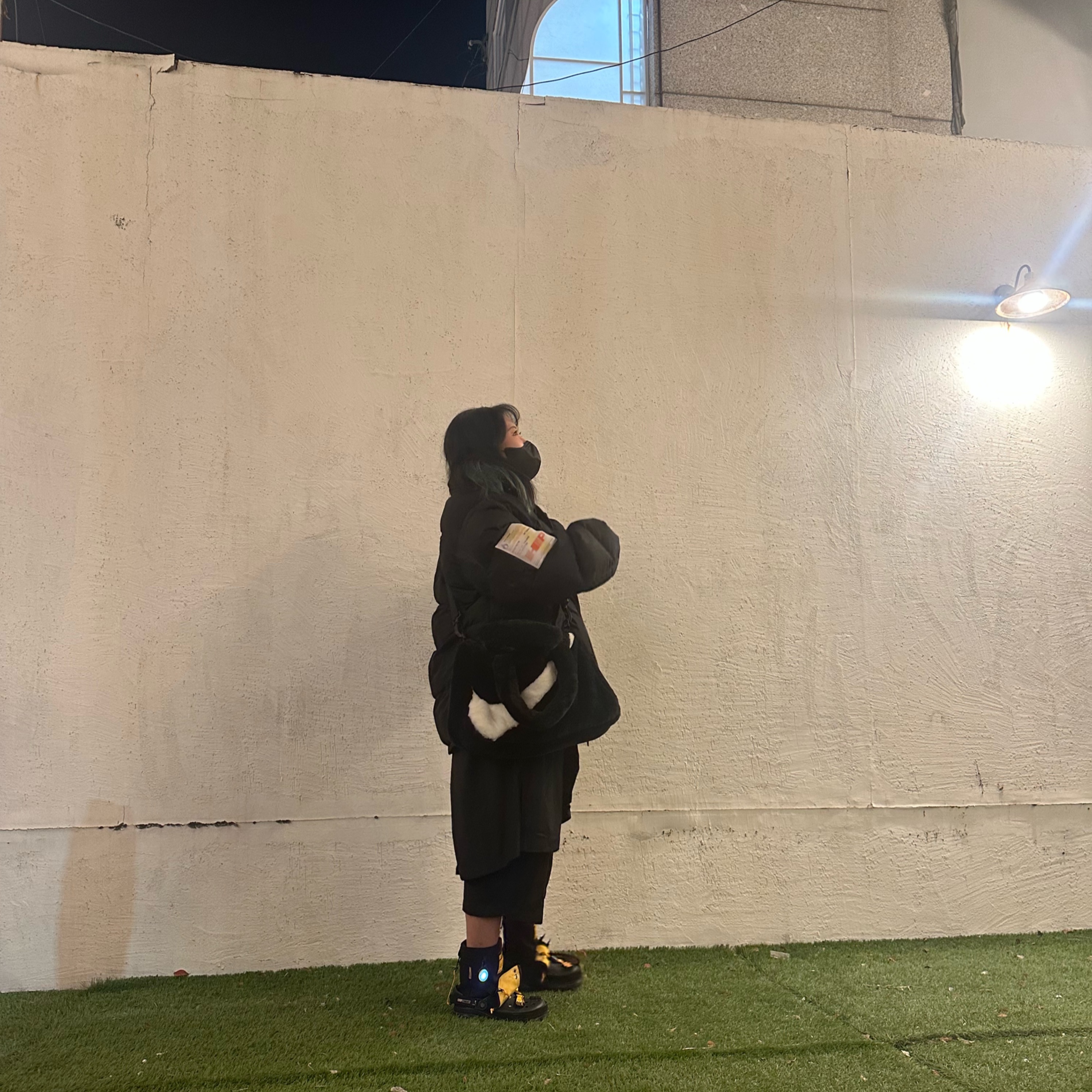 Crocs x Grip Swany x Atmos Classic All Terrain Clog Black, Nike NSW Faux Fur Tote Bag Black 착용 스타일 - 1