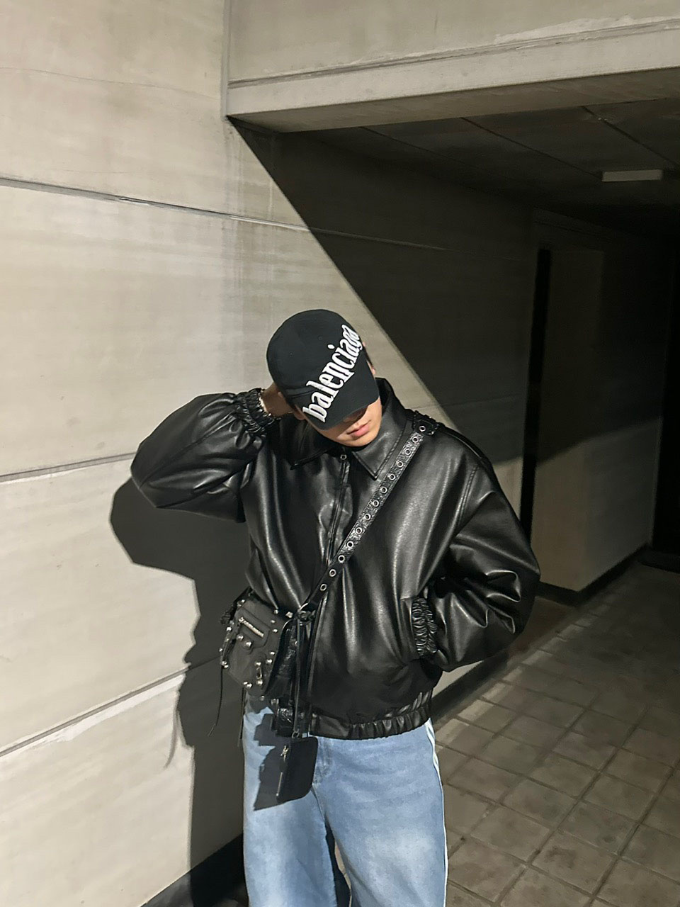 Balenciaga Crocodile Embossed Le Cagole XS Shoulder Bag Black, Yeezy Gap Engineered By Balenciaga Flame Cap Black 착용 스타일 - 4