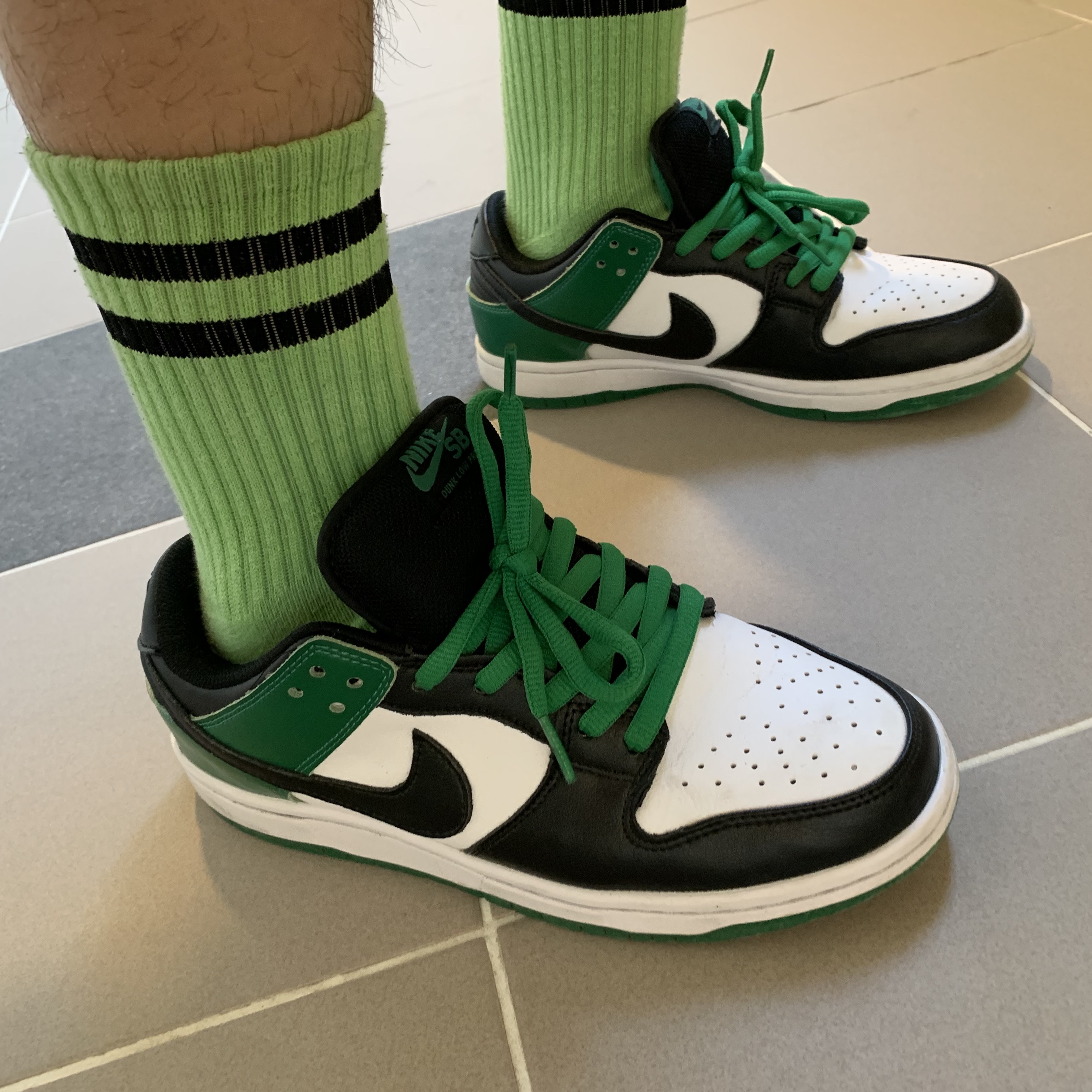 Nike SB Dunk Low Pro Black and Classic Green 착용 스타일 - 1