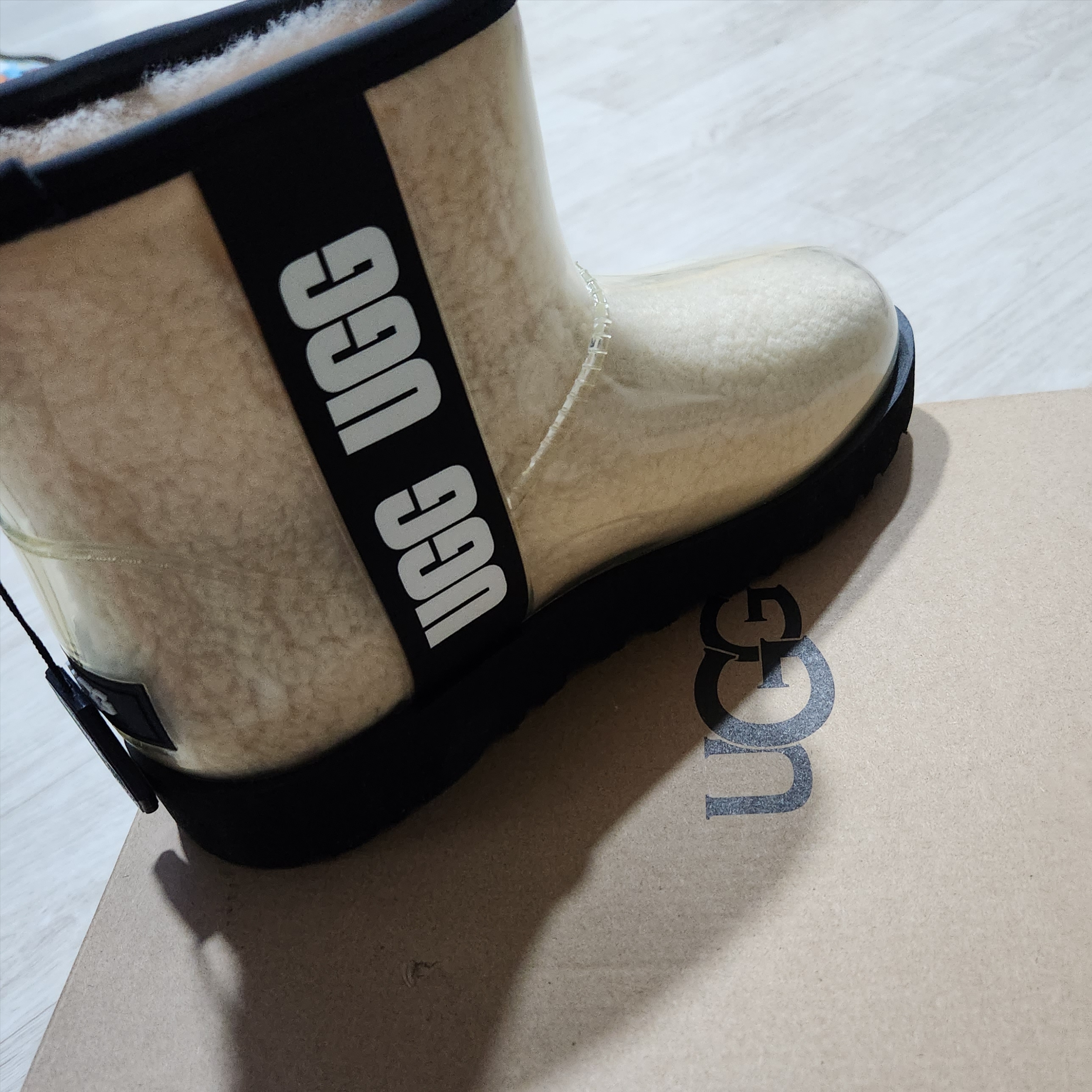 (W) UGG Classic Clear Mini Boots Natural Black 착용 스타일 - 2
