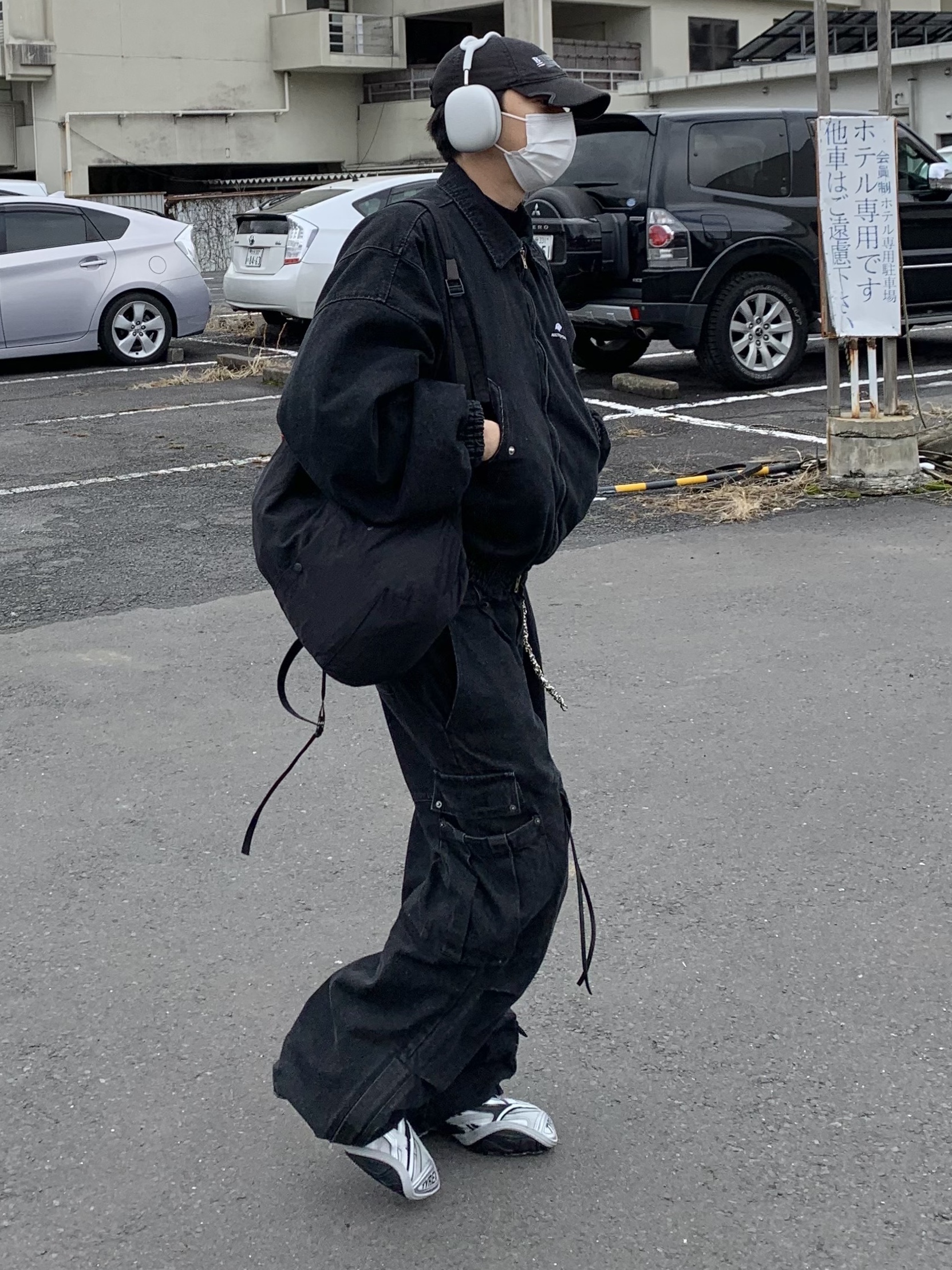 Balenciaga Tyrex Sneakers Black Grey, Apple AirPods Max Lightning Silver (Korean Ver.) 착용 스타일 - 4
