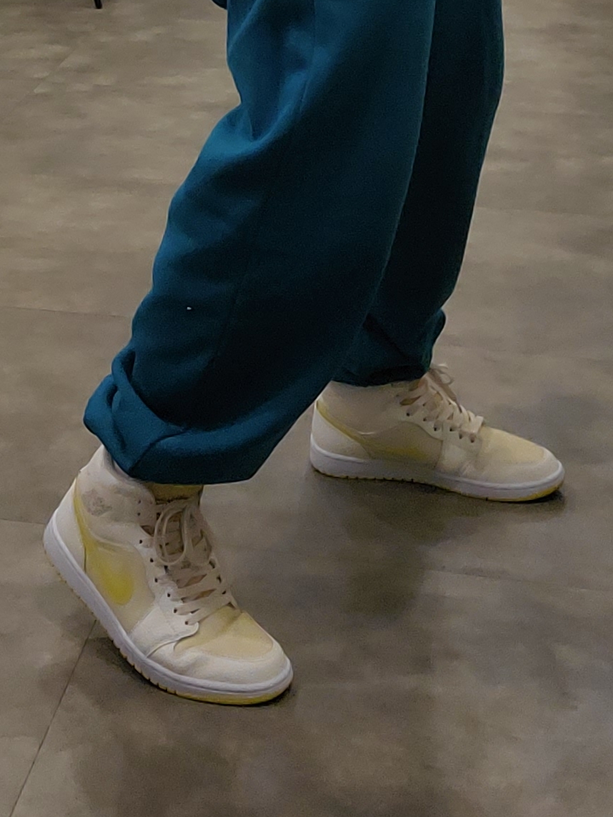 (W) Jordan 1 Mid SE Voltage Yellow, Nike Big Swoosh Full Zip Jacket Hot Curry 착용 스타일 - 2