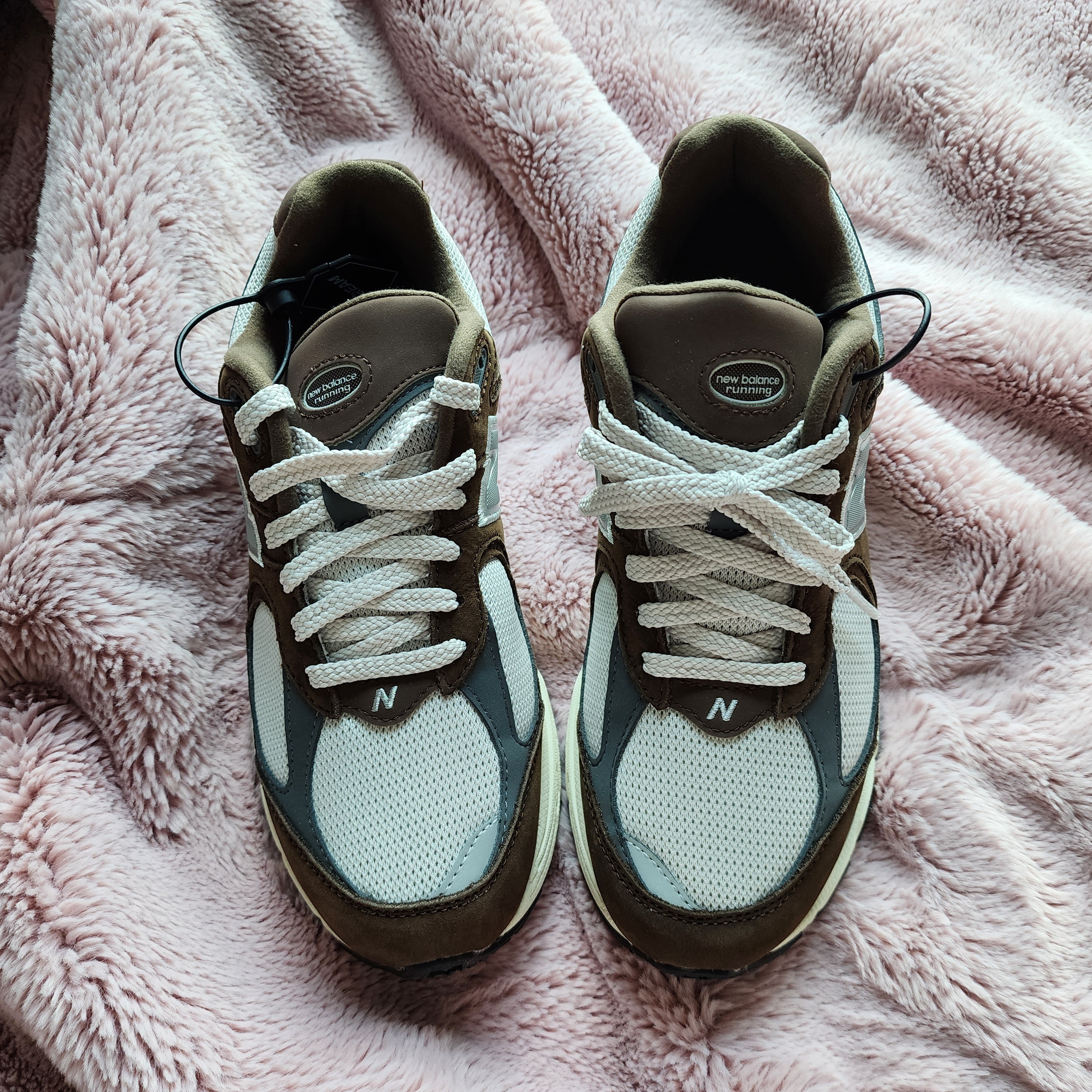New Balance 2002R Brown Cream 착용 스타일 - 5