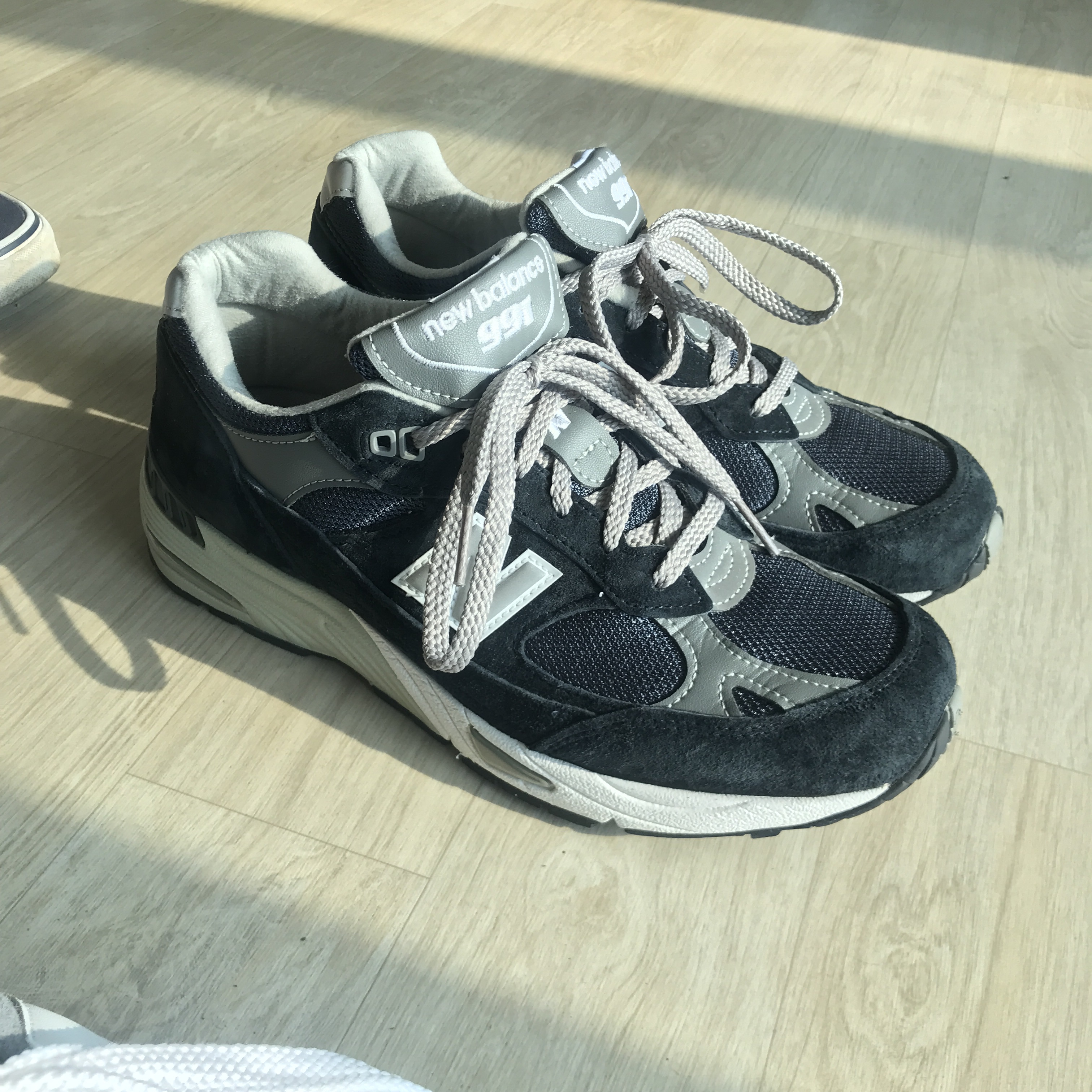 New Balance 991 Made in UK Navy, New Balance 990v1 Made in USA Grey White 착용 스타일 - 1