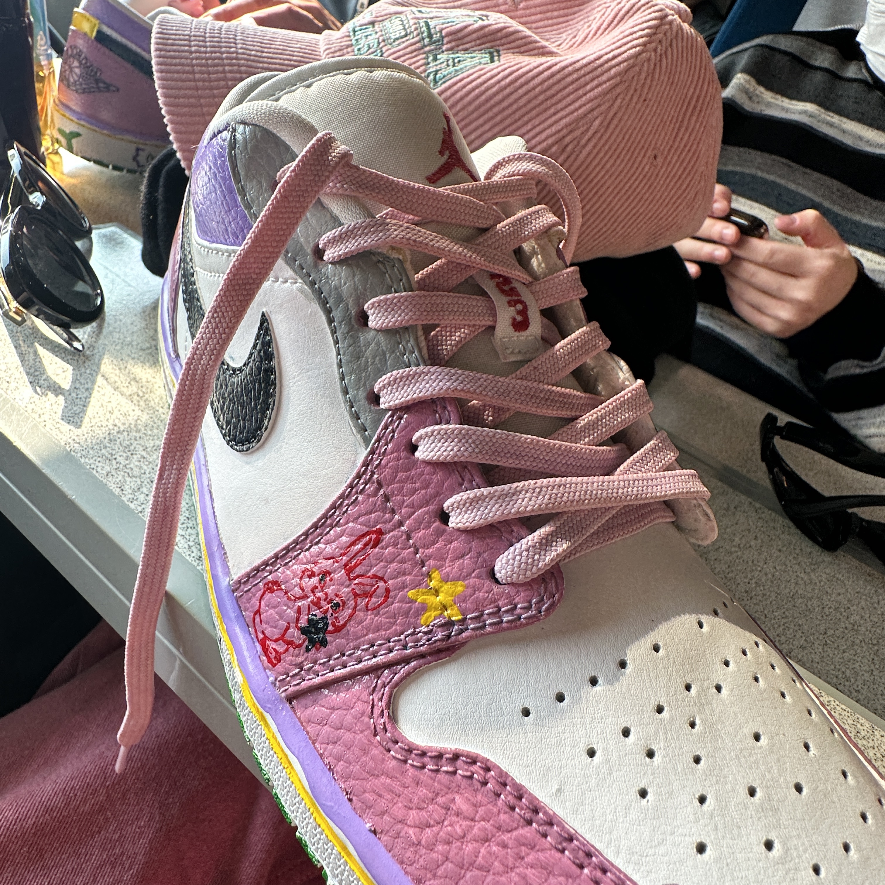 Jordan 1 Low Triple White Tumbled Leather 2020 착용 스타일 - 1