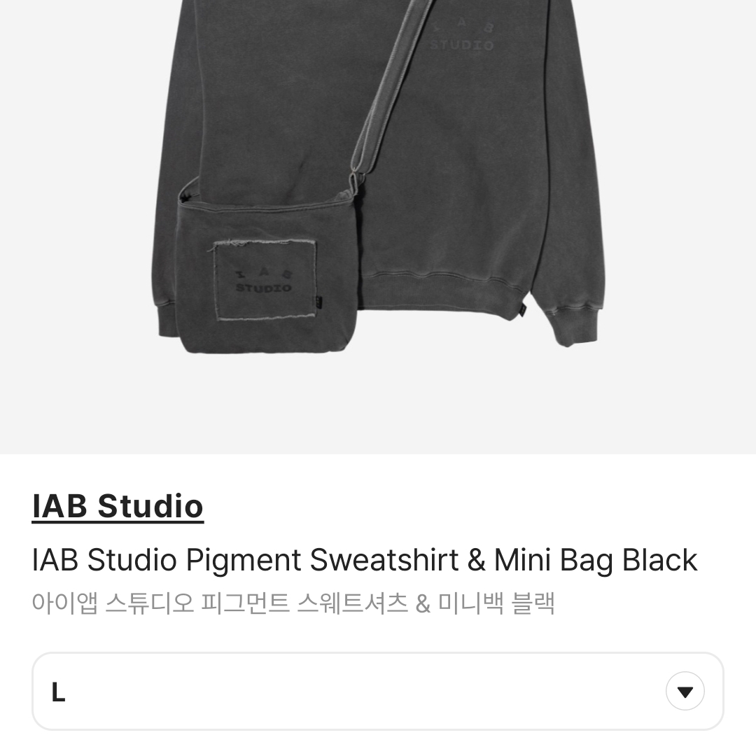 IAB Studio Pigment Sweatshirt & Mini Bag Black 착용 스타일