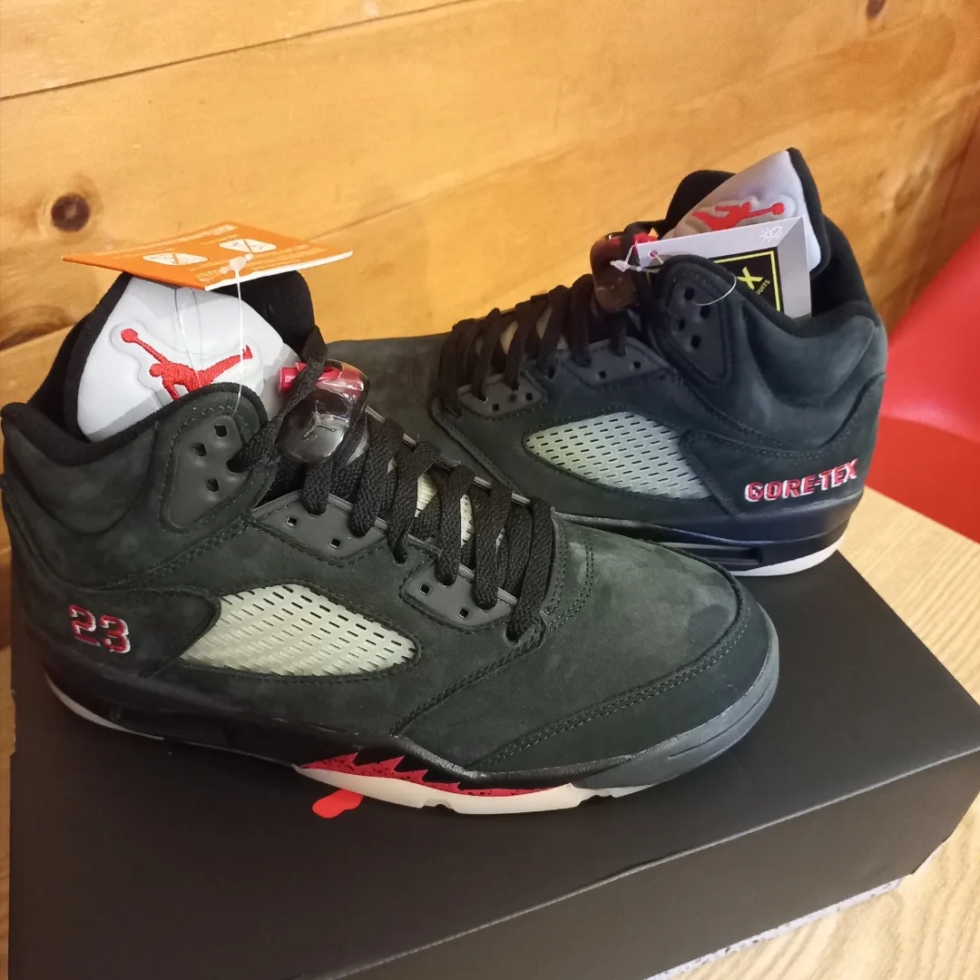(W) Jordan 5 Retro Gore-Tex Off Noir Fire Red 착용 스타일 - 1