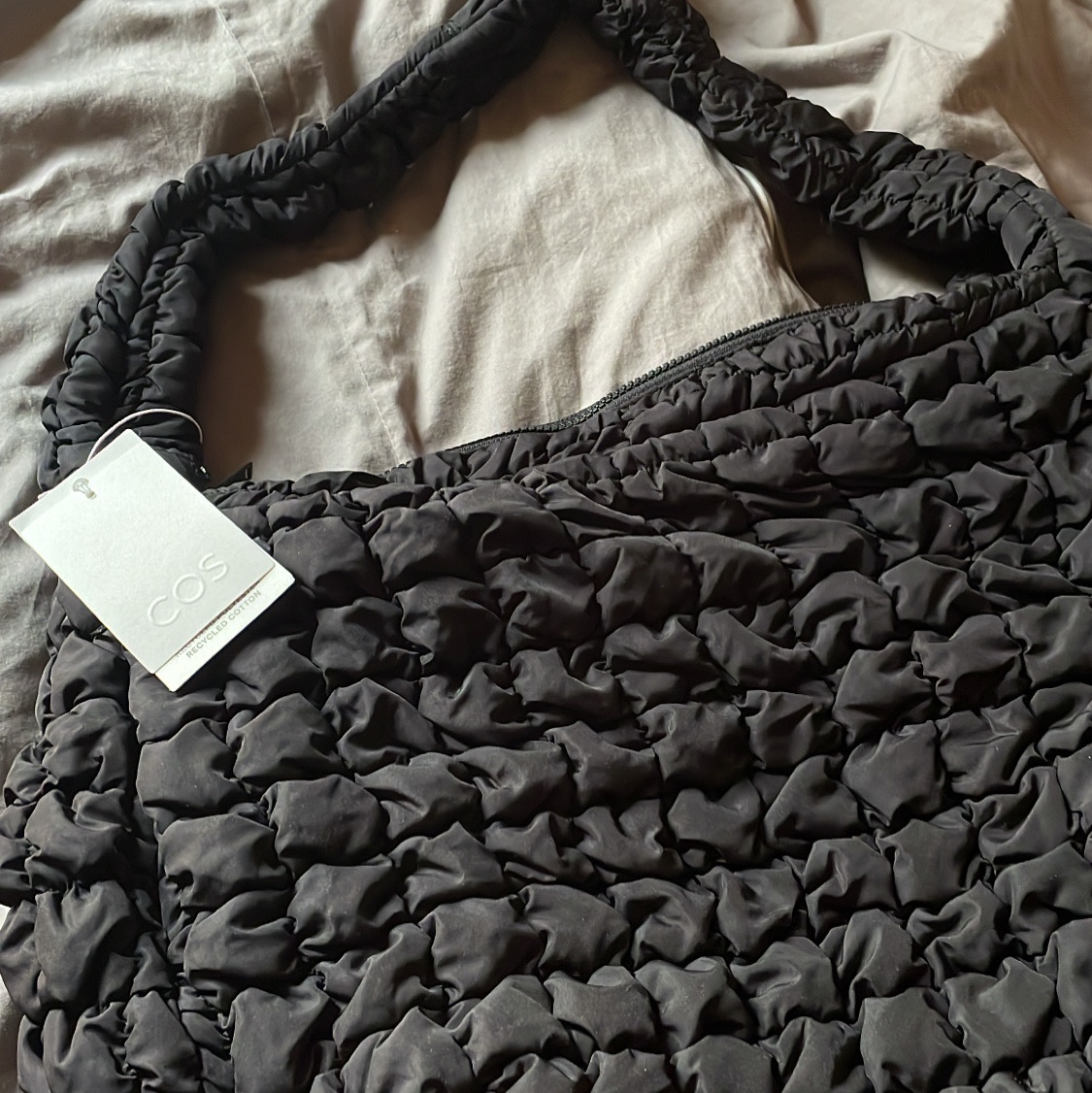 COS Quilted Oversized Shoulder Bag Black 착용 스타일