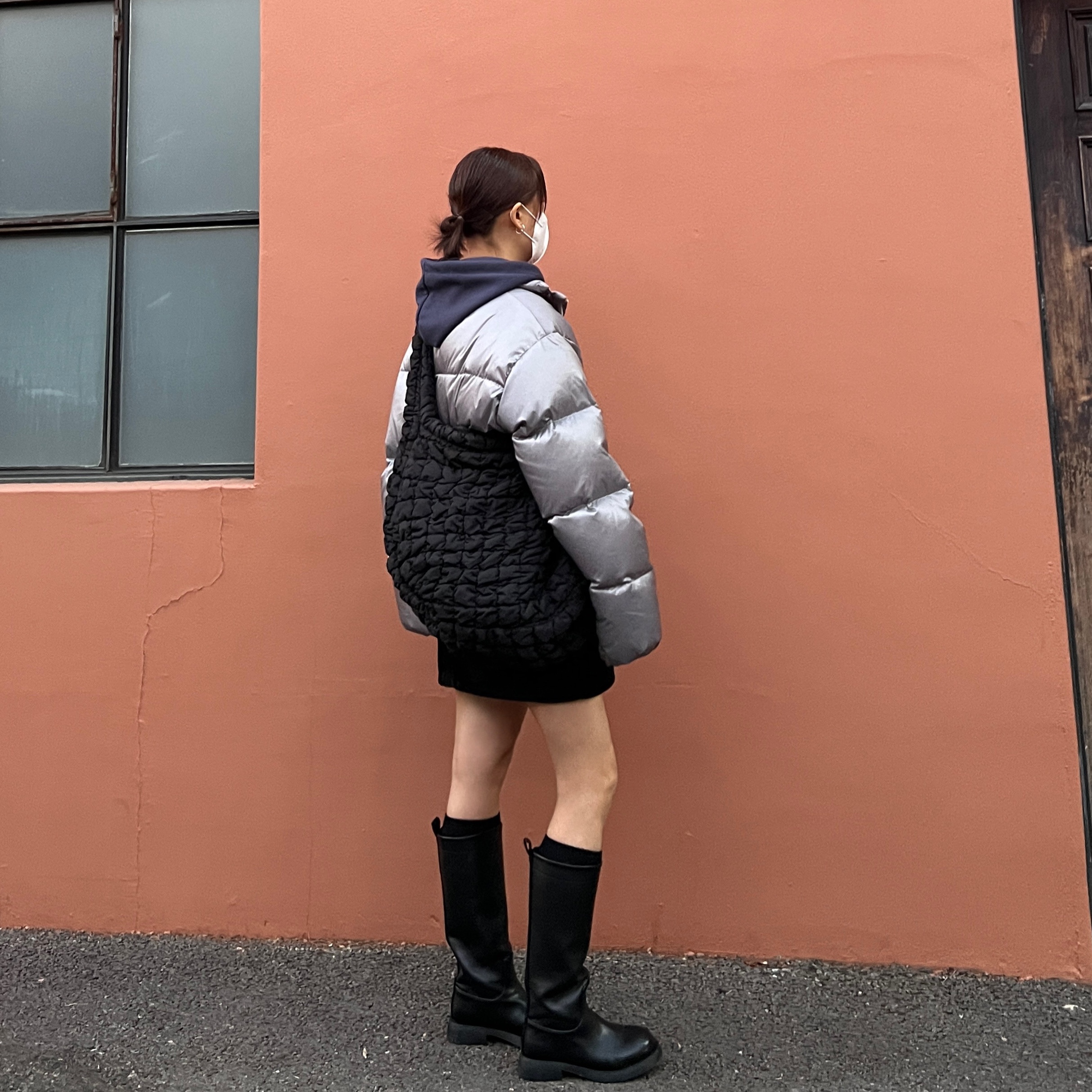 COS Quilted Oversized Shoulder Bag Black 착용 스타일