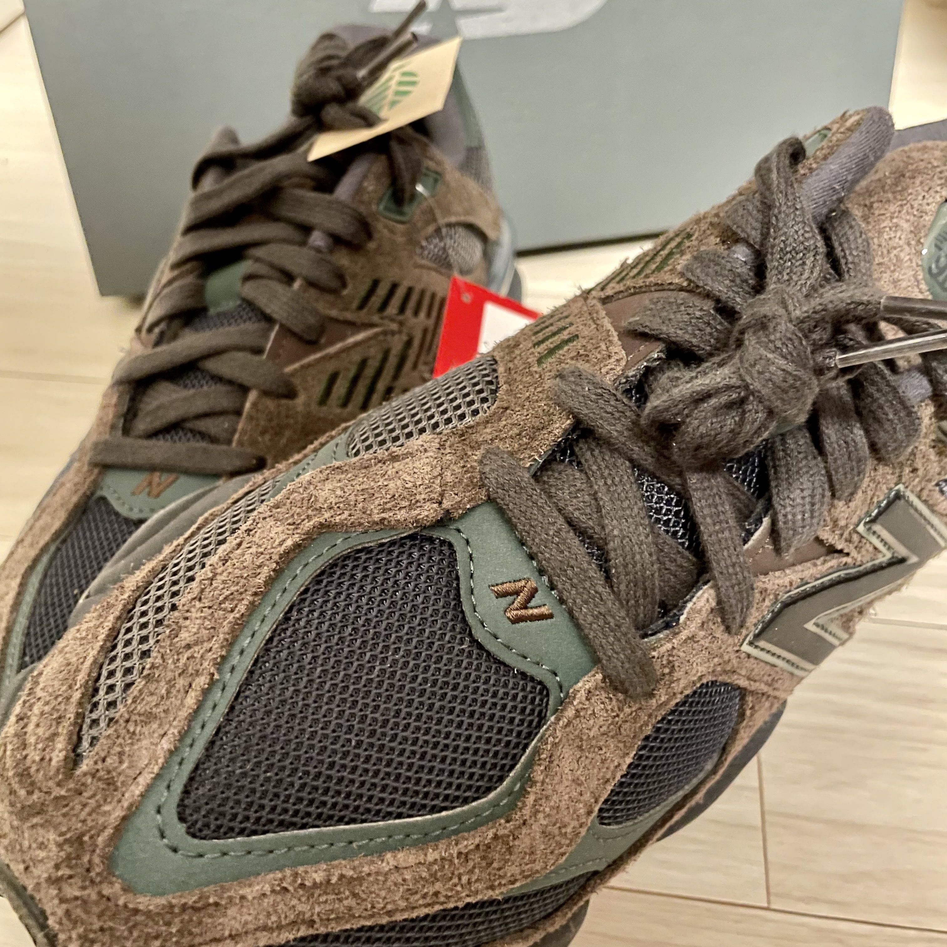 New Balance 9060 Rich Earth Outerspace 착용 스타일 - 1
