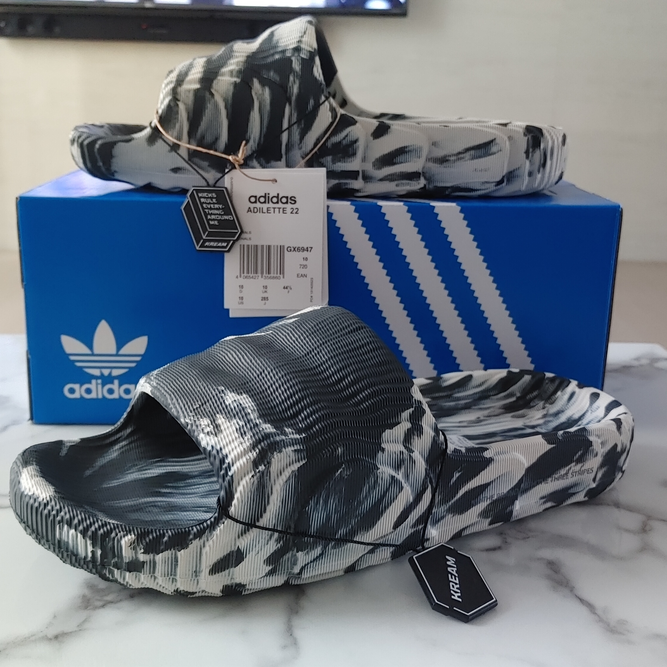Adidas Adilette 22 Carbon Aluminium 착용 스타일 - 1