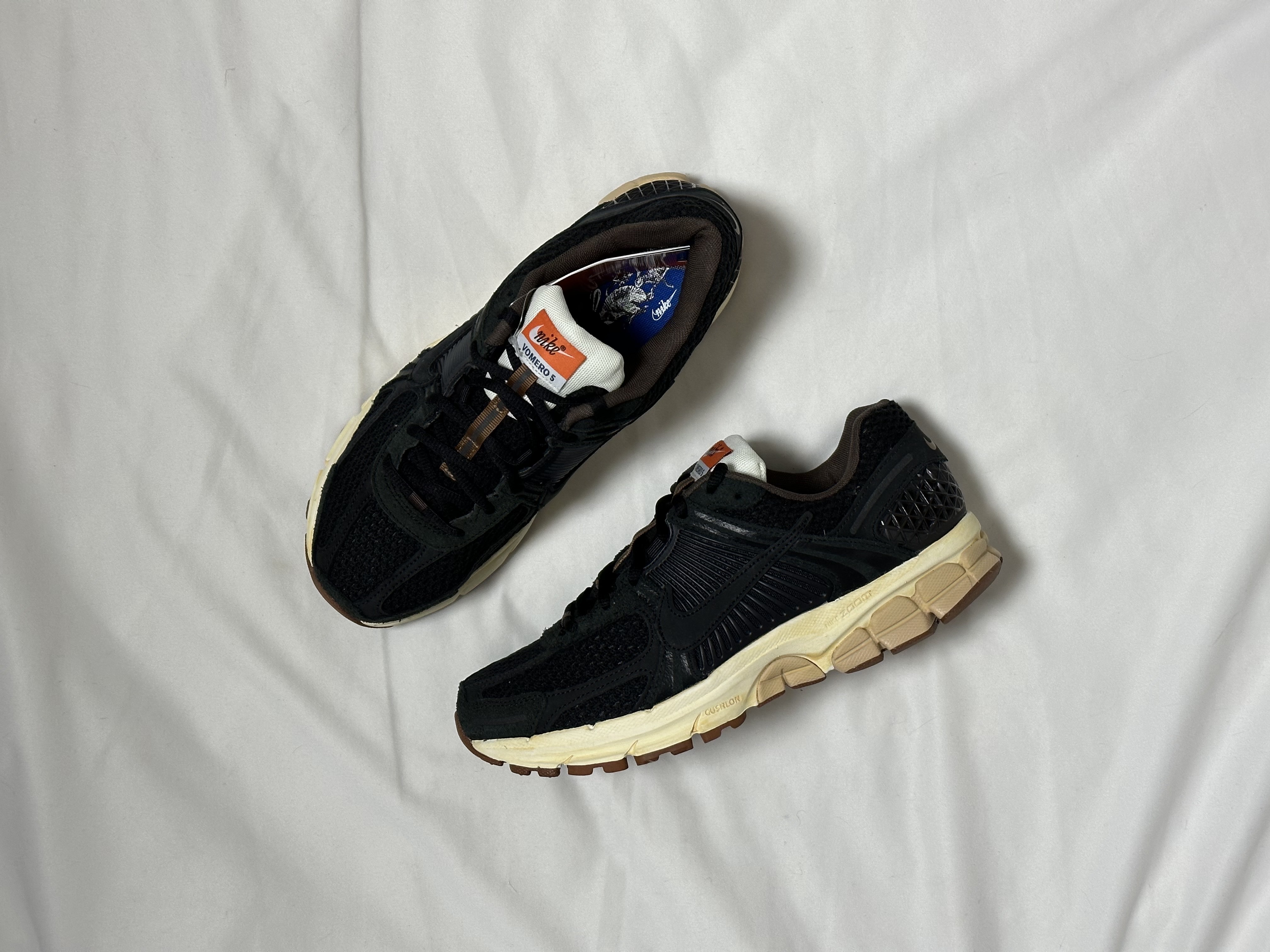(W) Nike Zoom Vomero 5 Black 착용 스타일 - 1