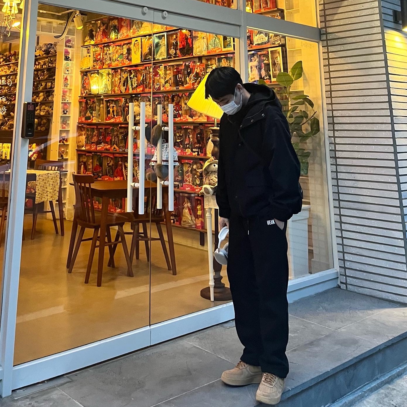 Nike Air Force 1 '07 WB Flax, Apple AirPods Max Lightning Silver (Korean Ver.) 착용 스타일 - 1